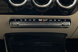 valkoinen Mercedes-Benz A 2019 kuva 20.