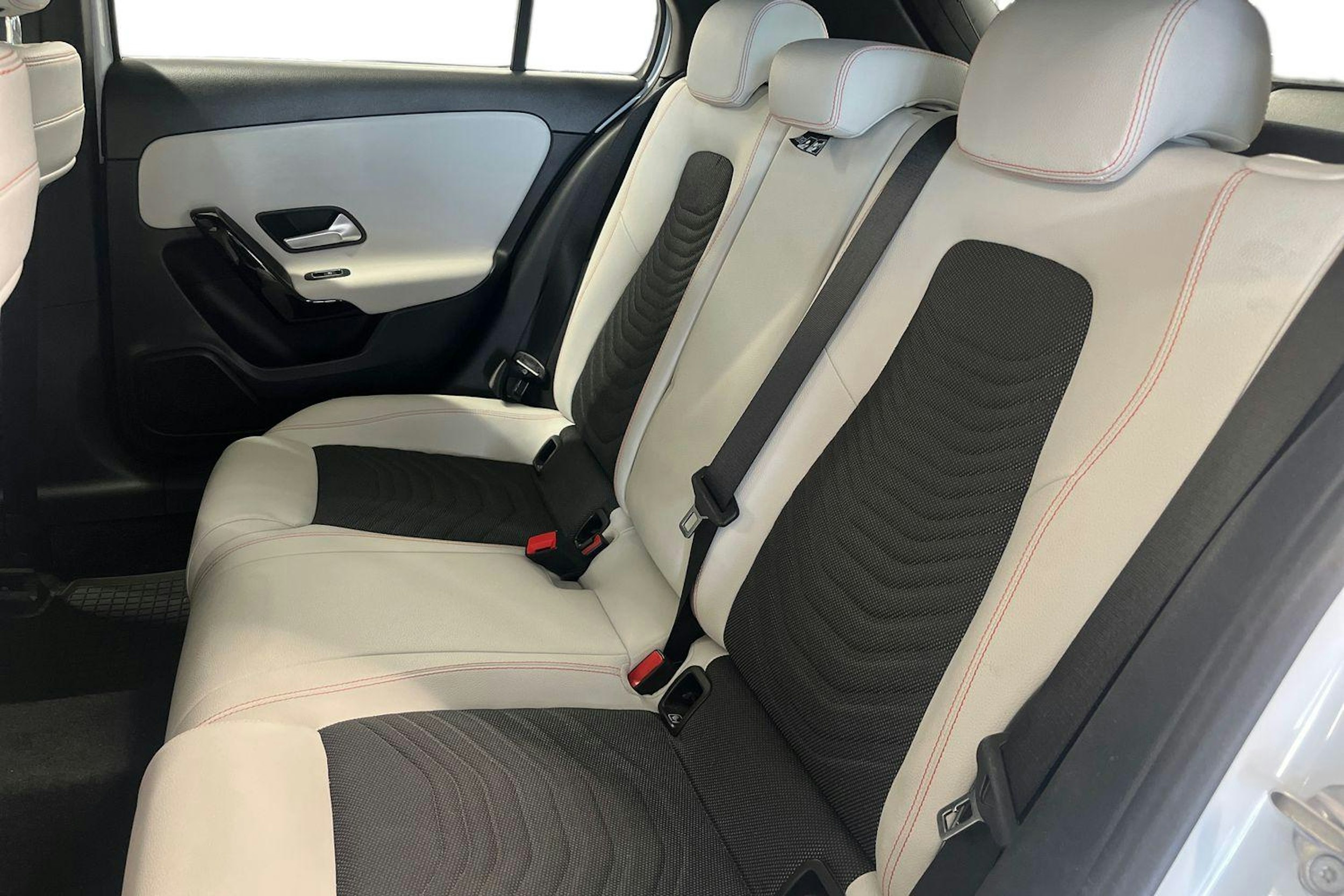 Valkoinen Mercedes-Benz A 2019 kuva 8.