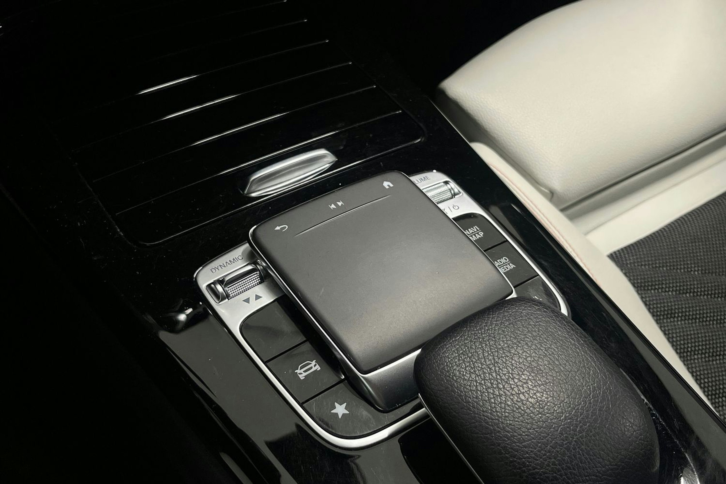 Valkoinen Mercedes-Benz A 2019 kuva 24.