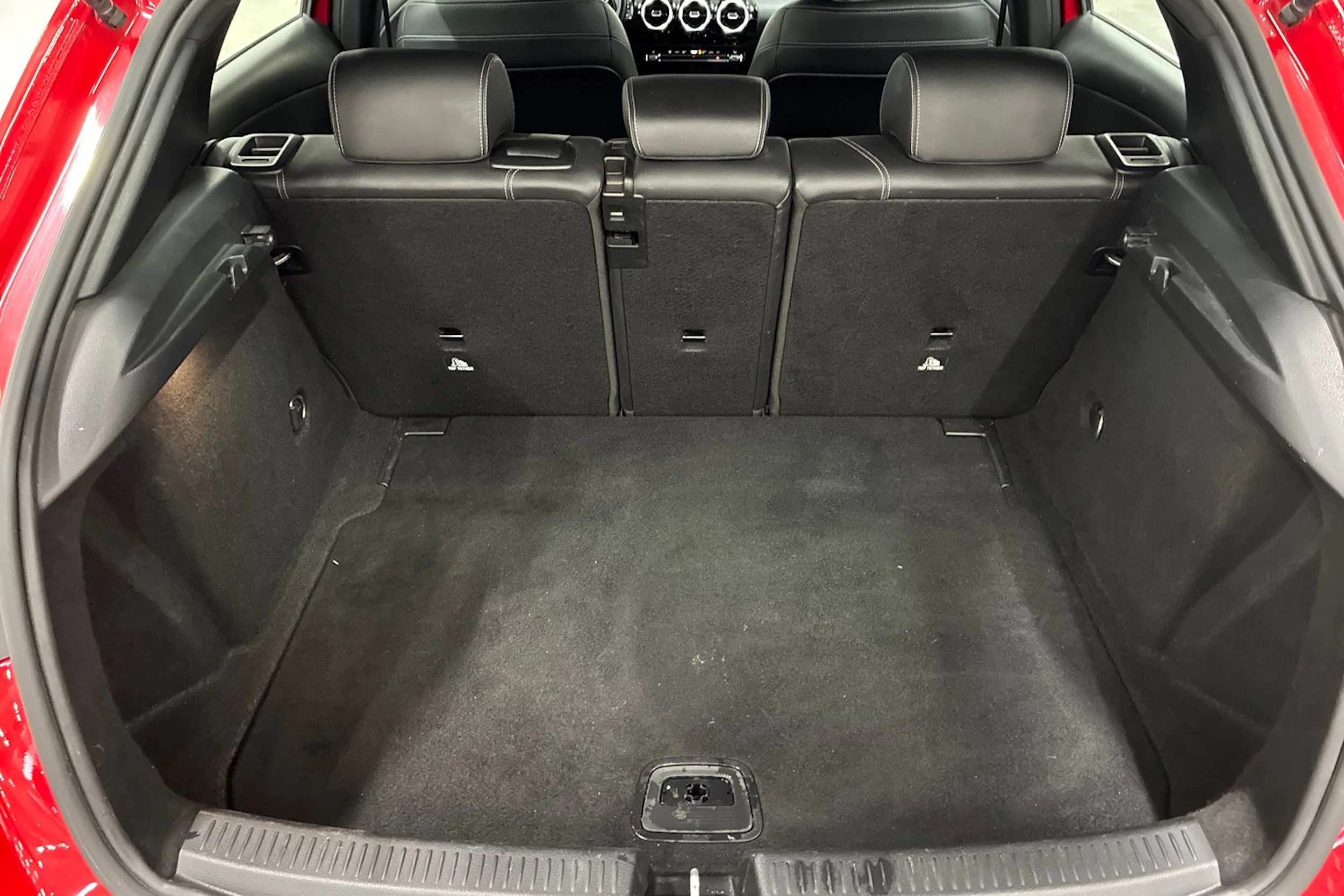 punainen Mercedes-Benz A 2019 kuva 22.