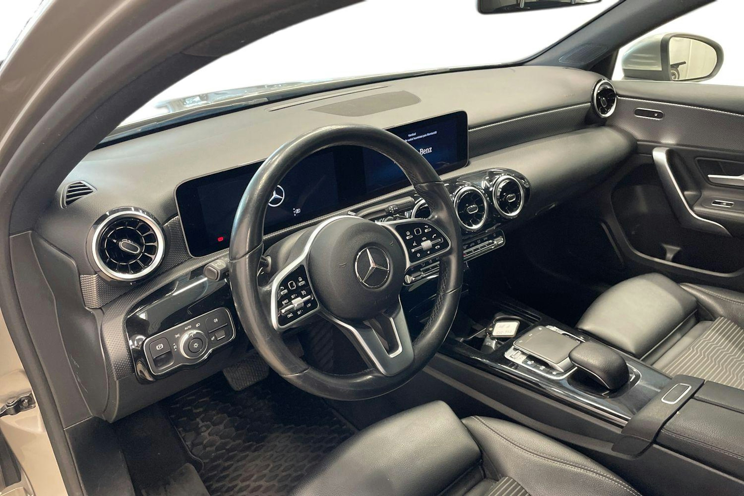 Harmaa Mercedes-Benz A 2019 kuva 6.