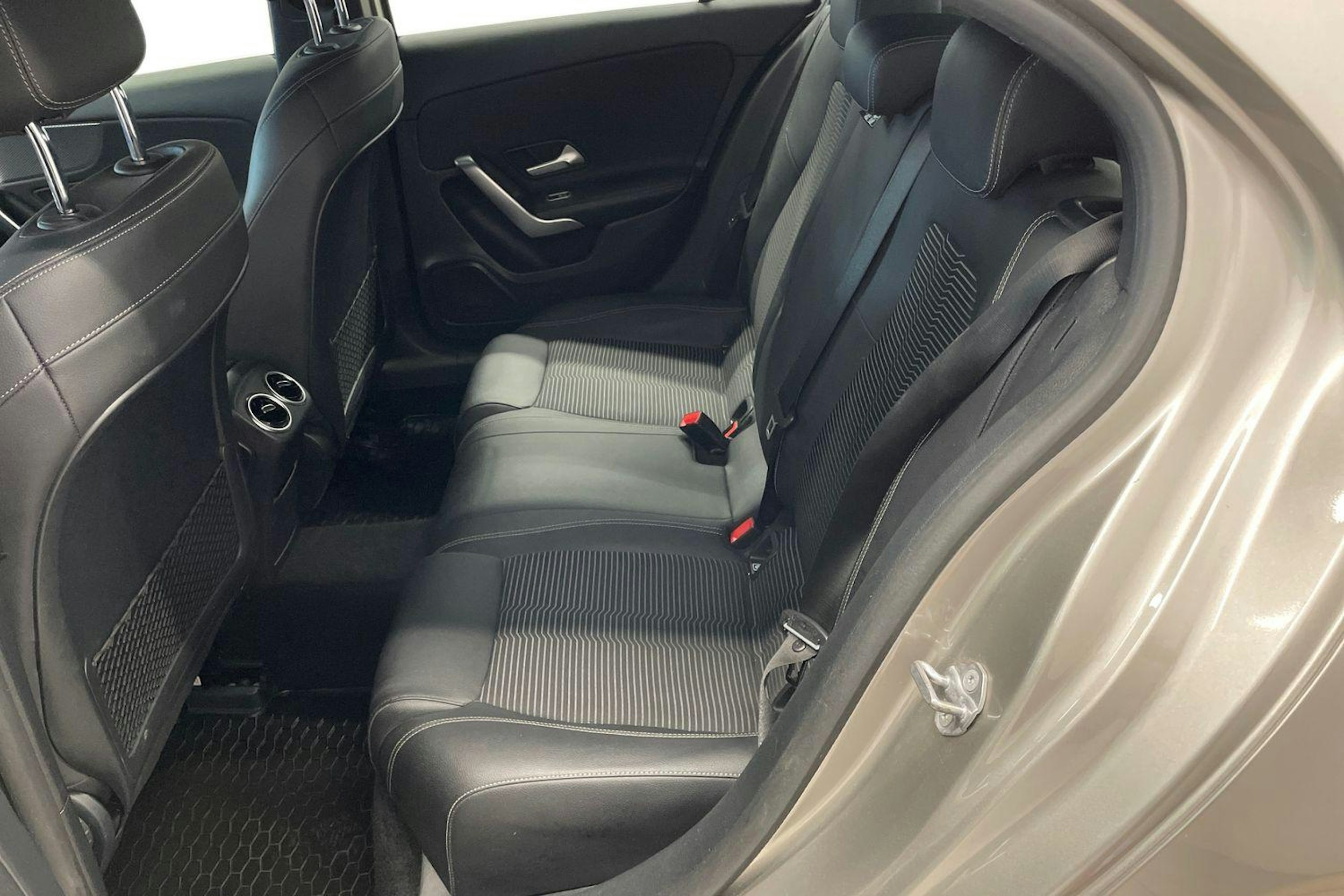 Harmaa Mercedes-Benz A 2019 kuva 8.