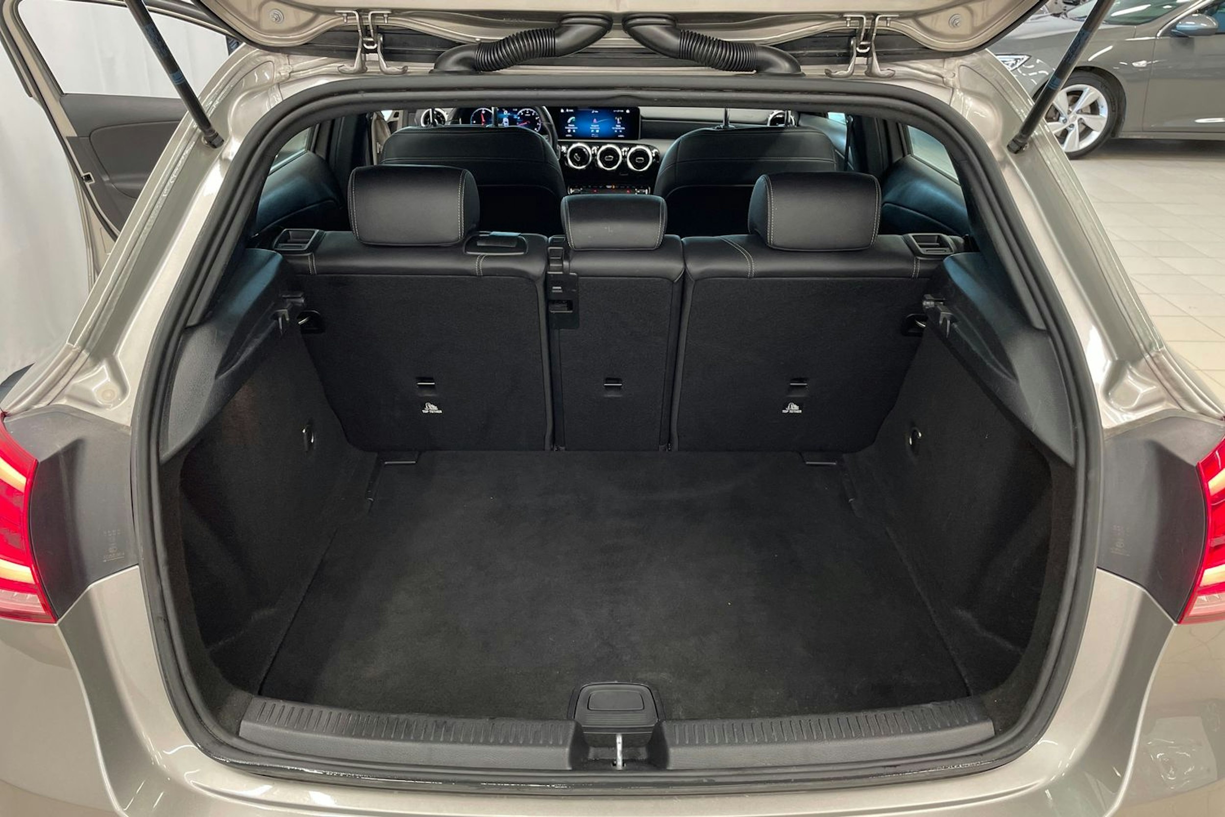 Harmaa Mercedes-Benz A 2019 kuva 17.