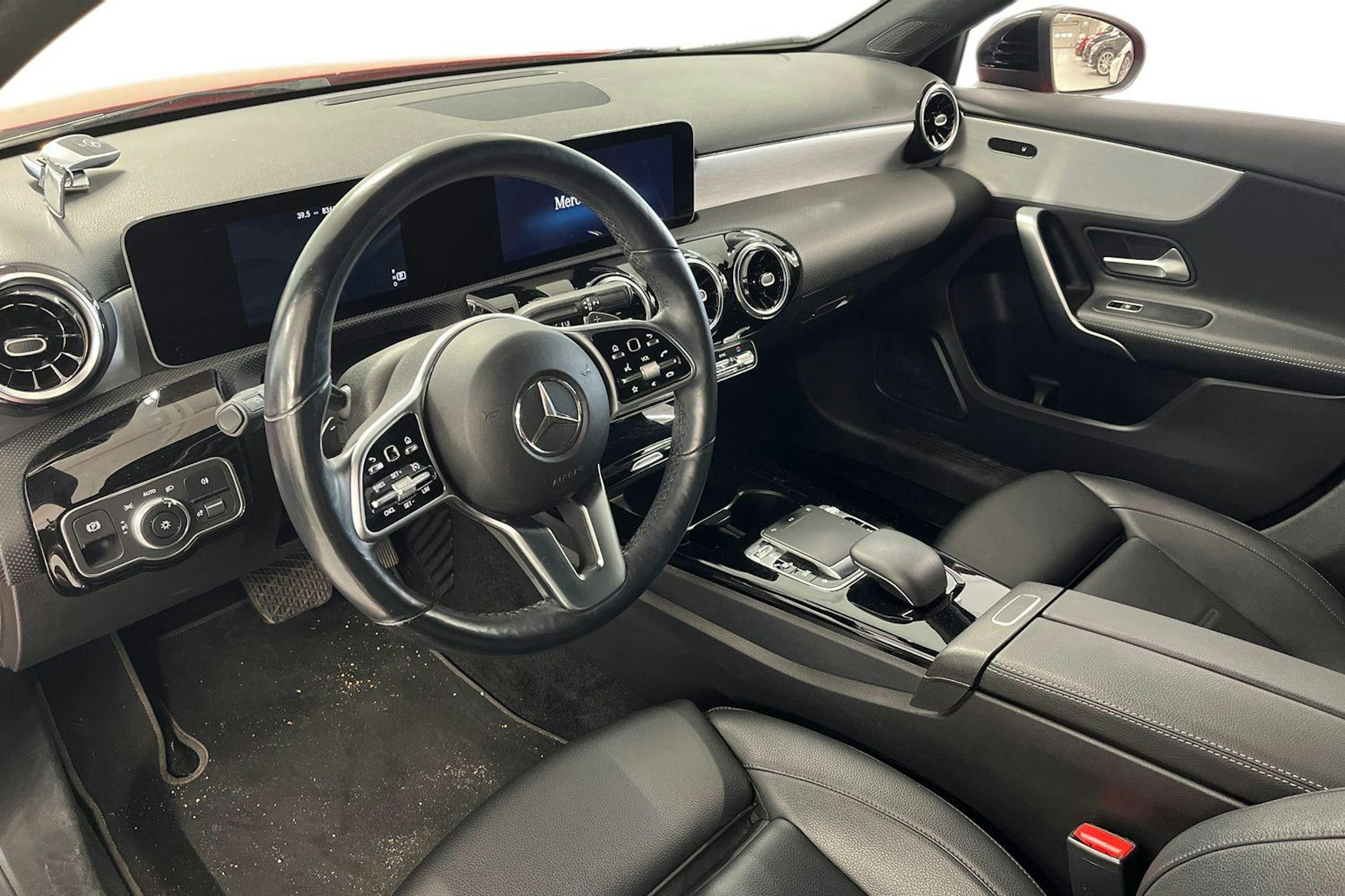 Punainen Mercedes-Benz A 2019 kuva 3.