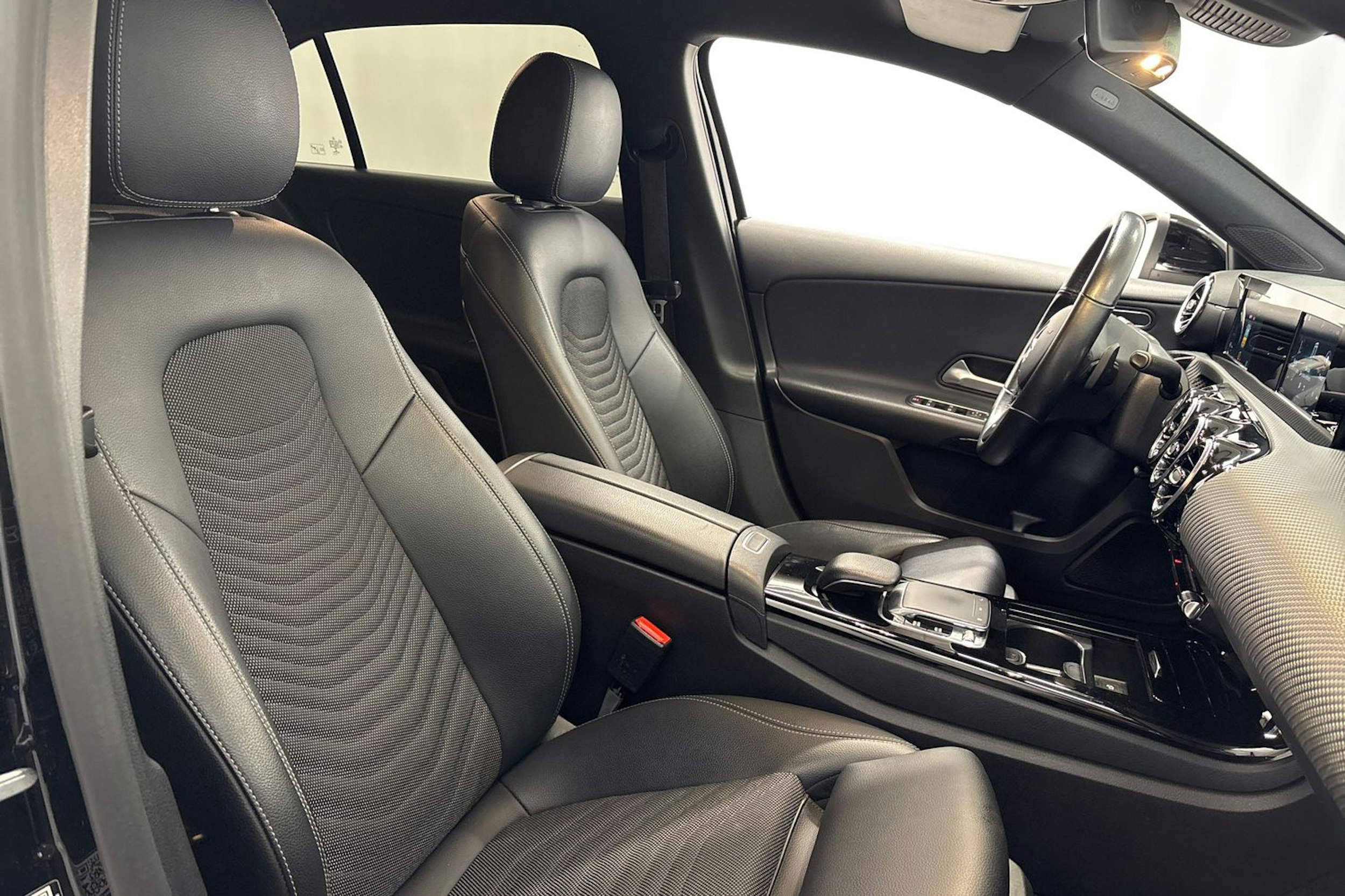 musta Mercedes-Benz A 2020 kuva 11.