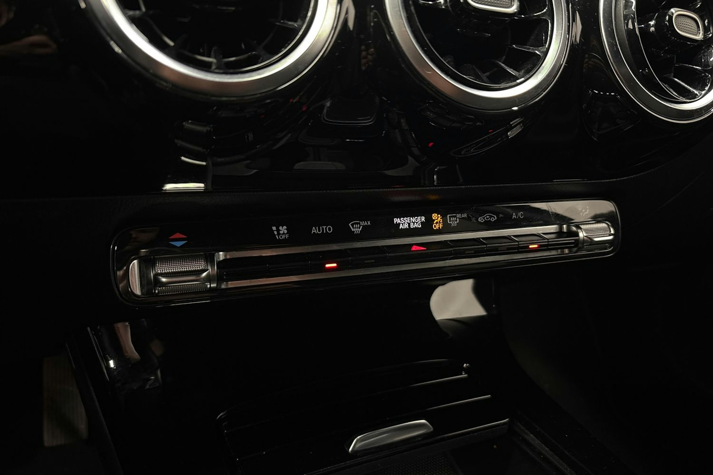 musta Mercedes-Benz A 2020 kuva 23.