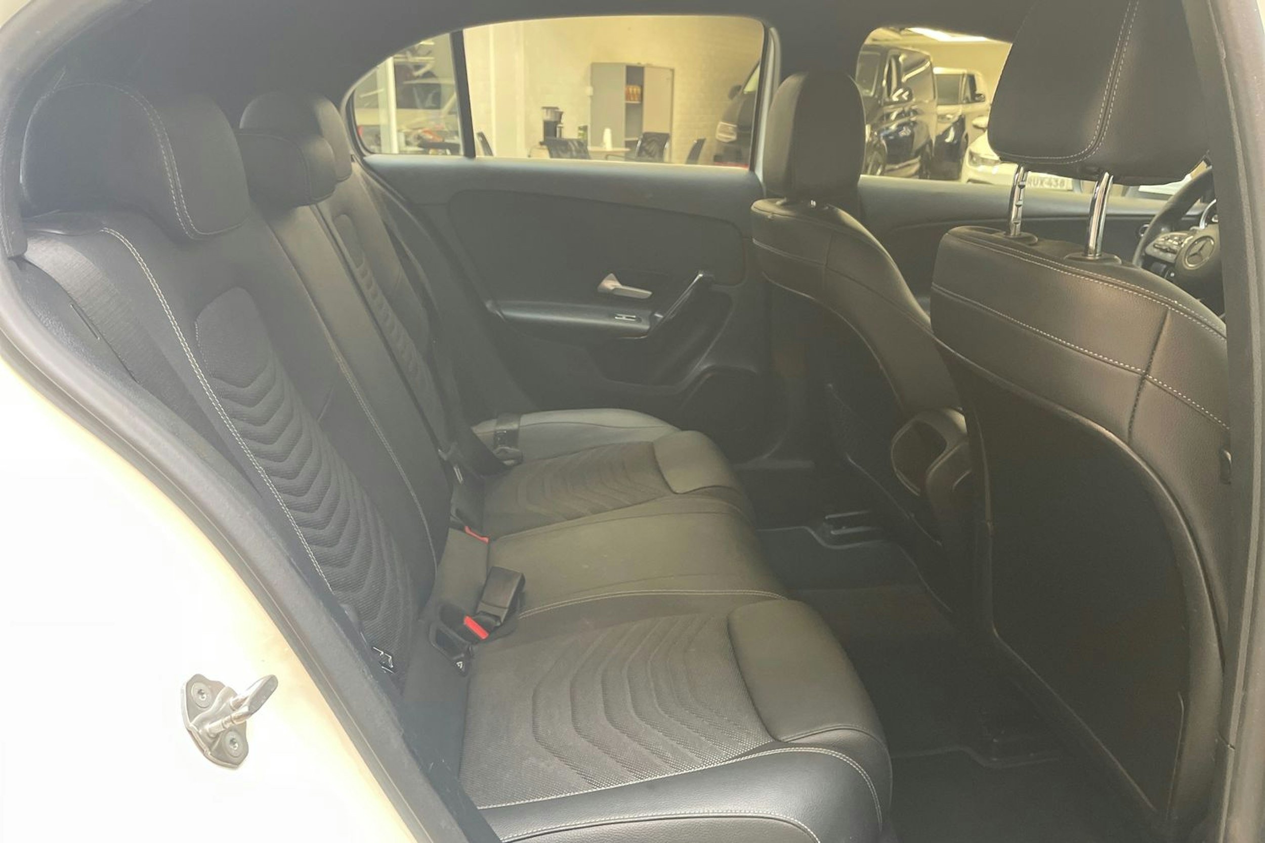 valkoinen Mercedes-Benz A 2020 kuva 13.
