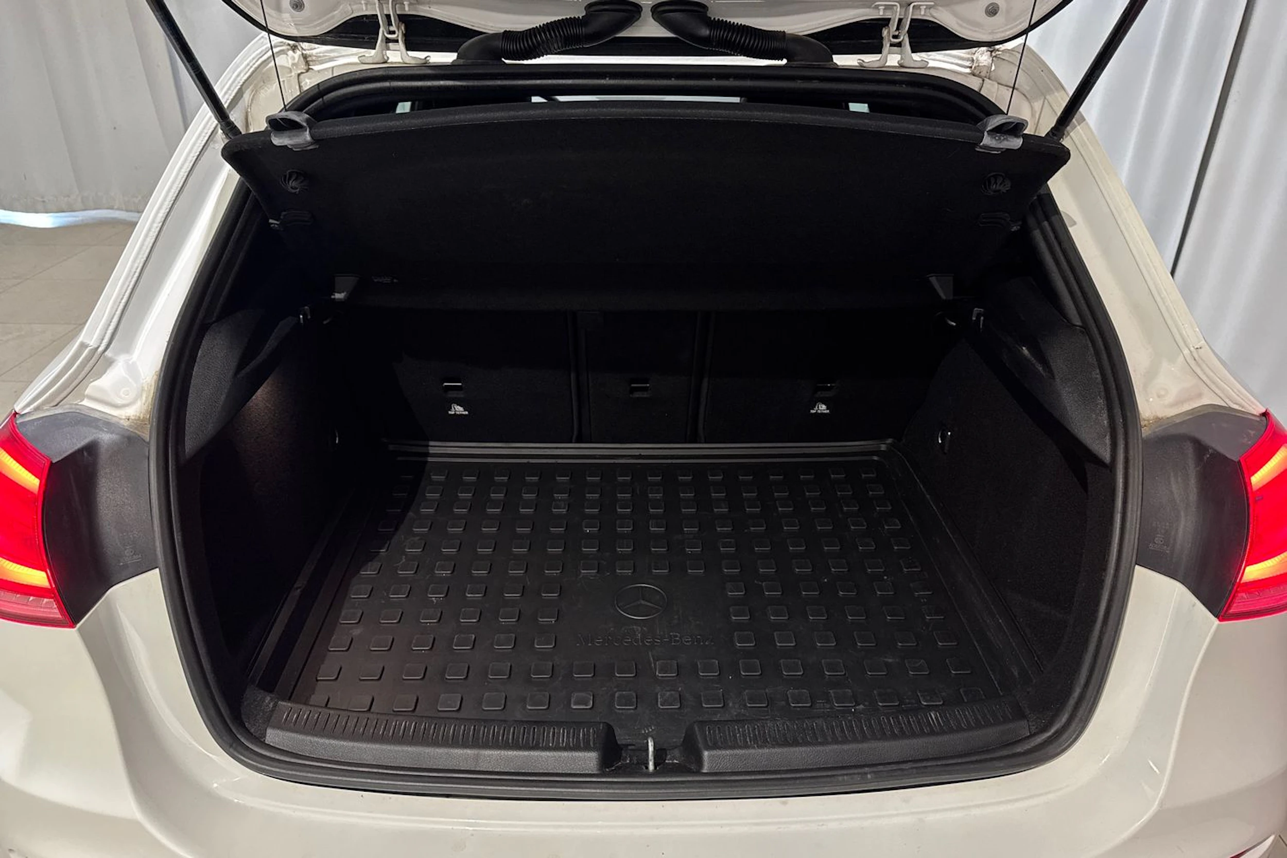 valkoinen Mercedes-Benz A 2020 kuva 13.