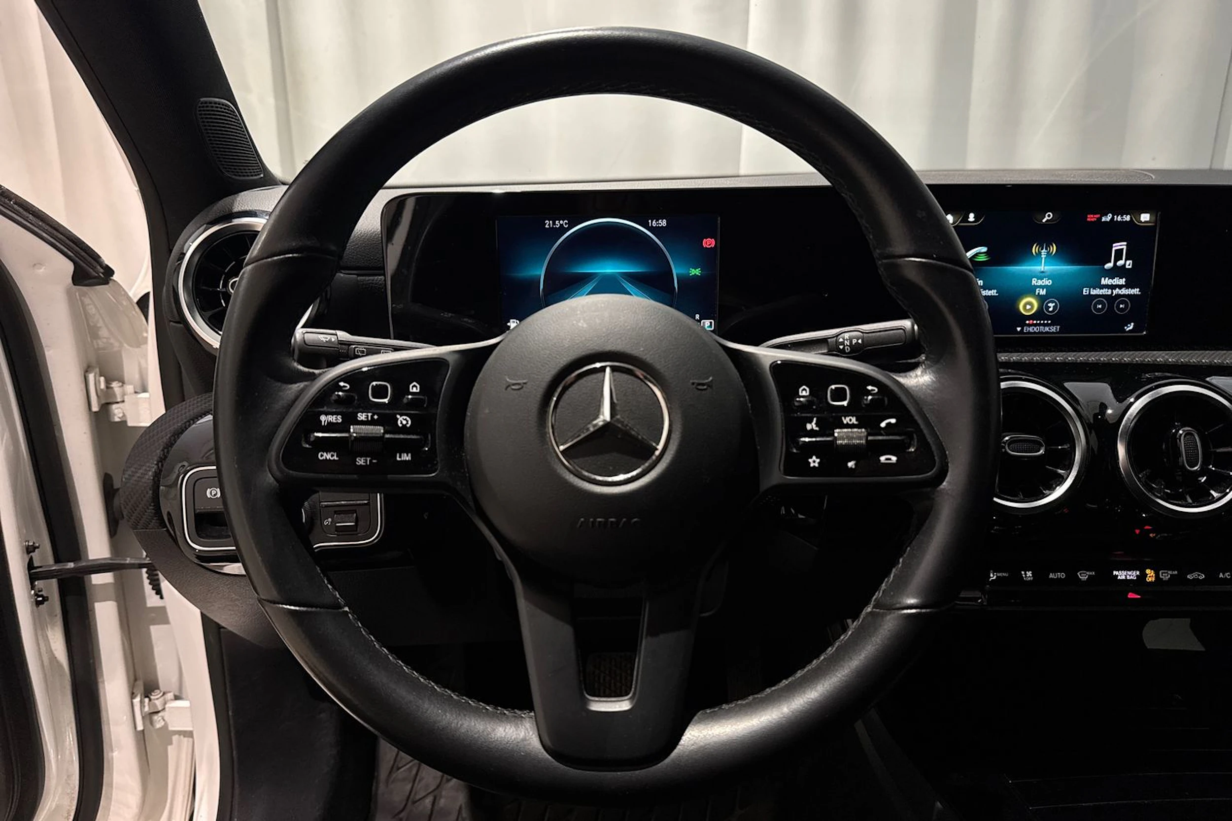valkoinen Mercedes-Benz A 2020 kuva 17.
