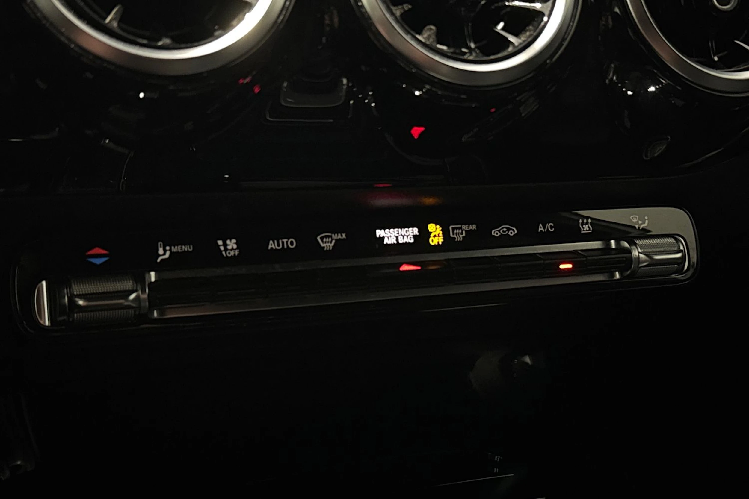 valkoinen Mercedes-Benz A 2020 kuva 22.