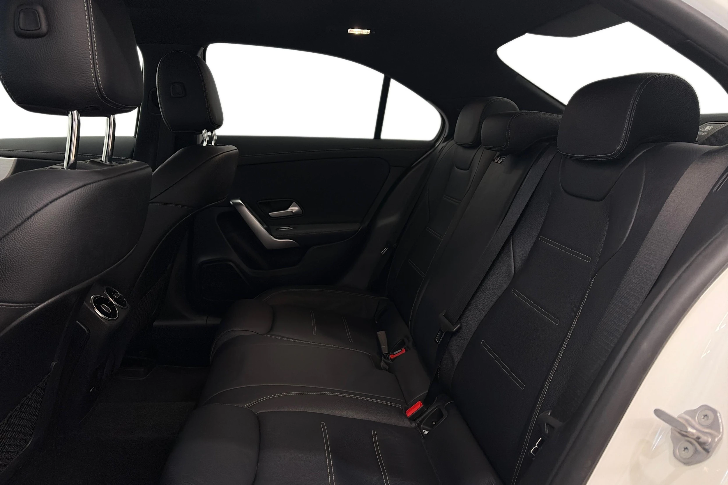 valkoinen Mercedes-Benz A 2020 kuva 8.