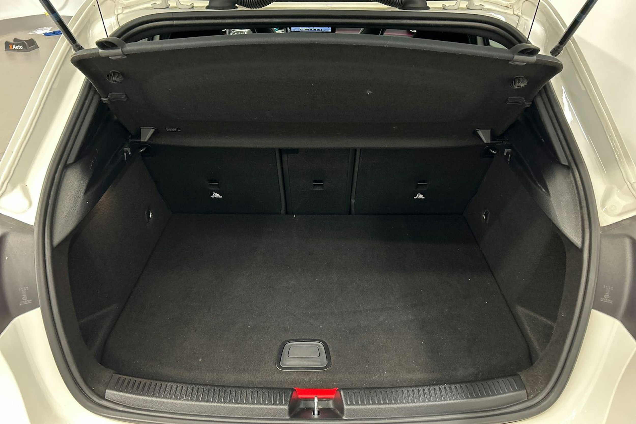 valkoinen Mercedes-Benz A 2020 kuva 13.