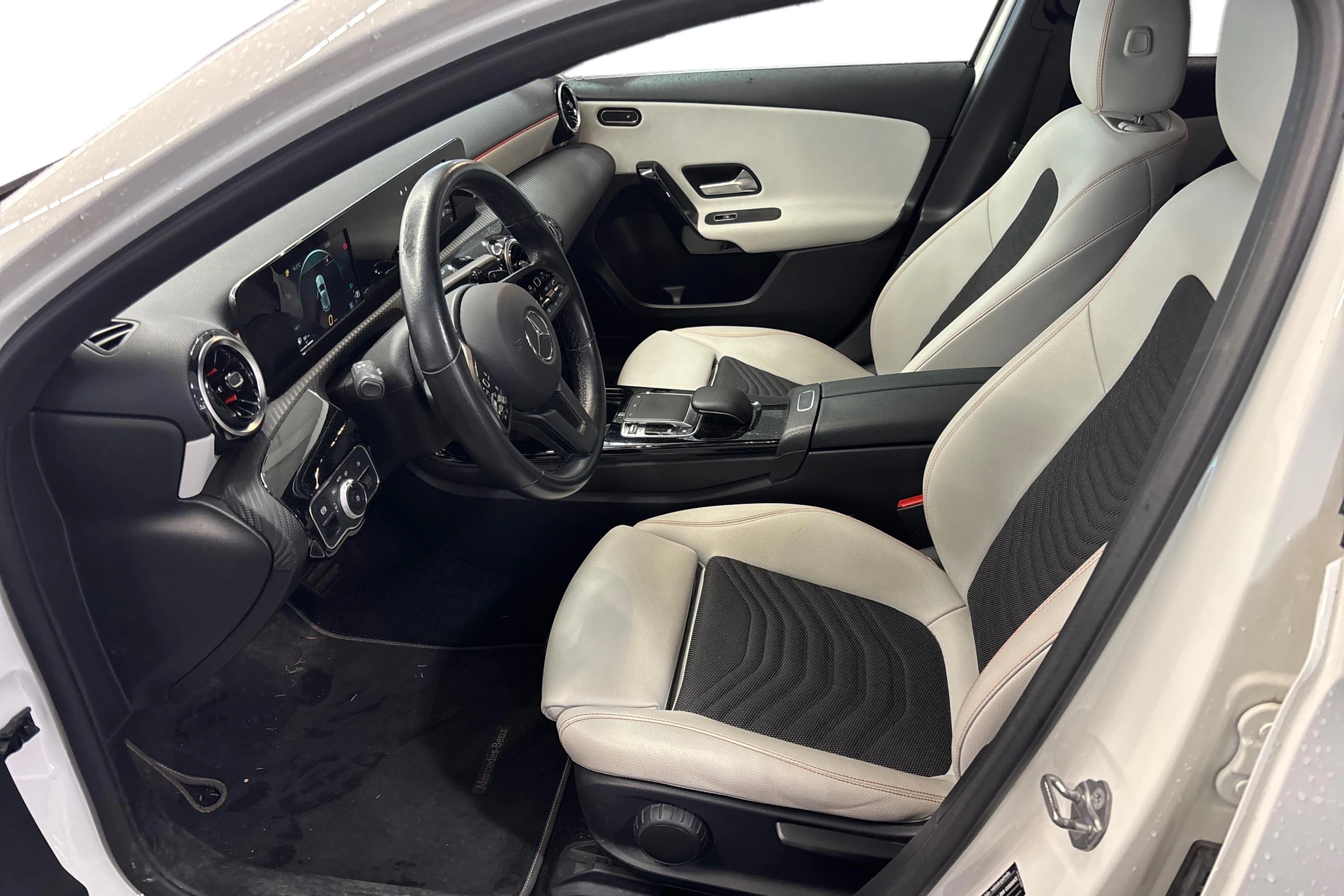 valkoinen Mercedes-Benz A 2020 kuva 3.
