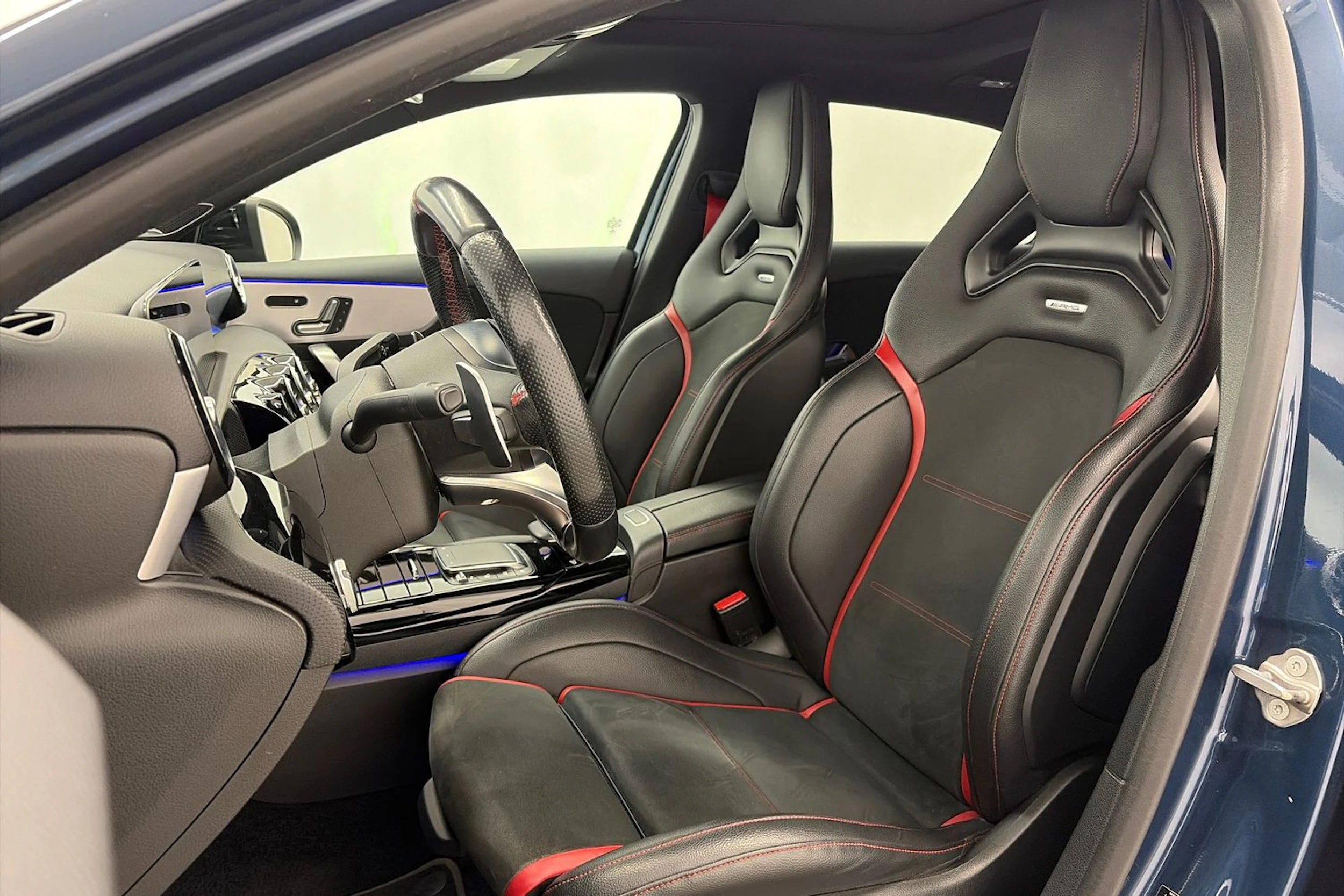 Sininen Mercedes-Benz A 35 AMG 2020 kuva 12.