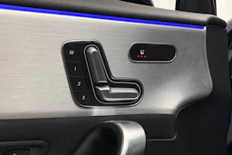 Sininen Mercedes-Benz A 35 AMG 2020 kuva 13.