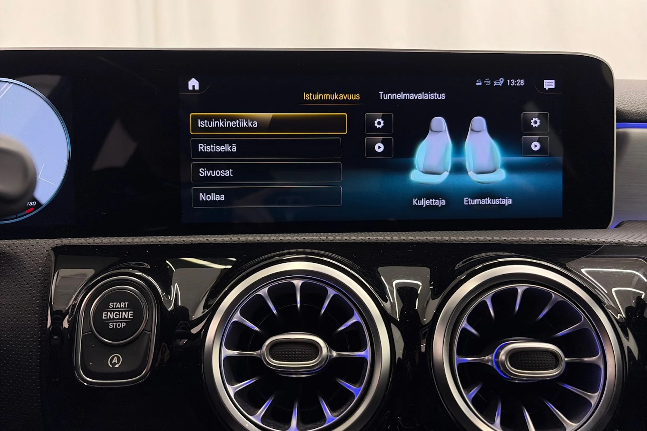 Sininen Mercedes-Benz A 35 AMG 2020 kuva 22.