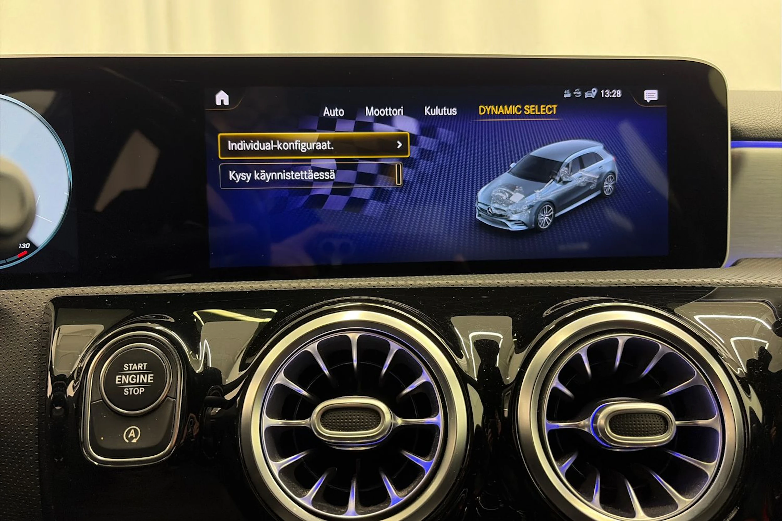 Sininen Mercedes-Benz A 35 AMG 2020 kuva 23.