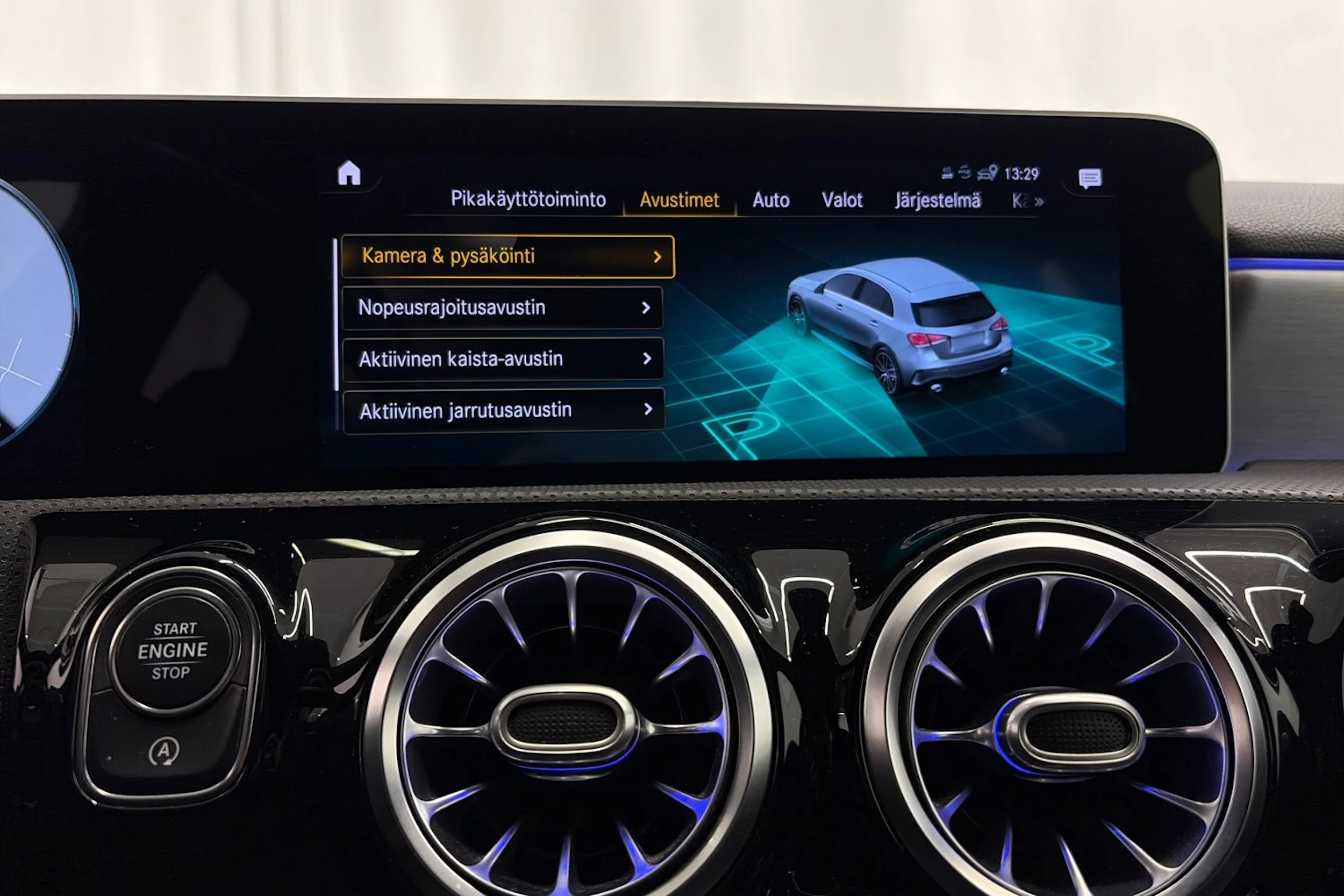Sininen Mercedes-Benz A 35 AMG 2020 kuva 25.