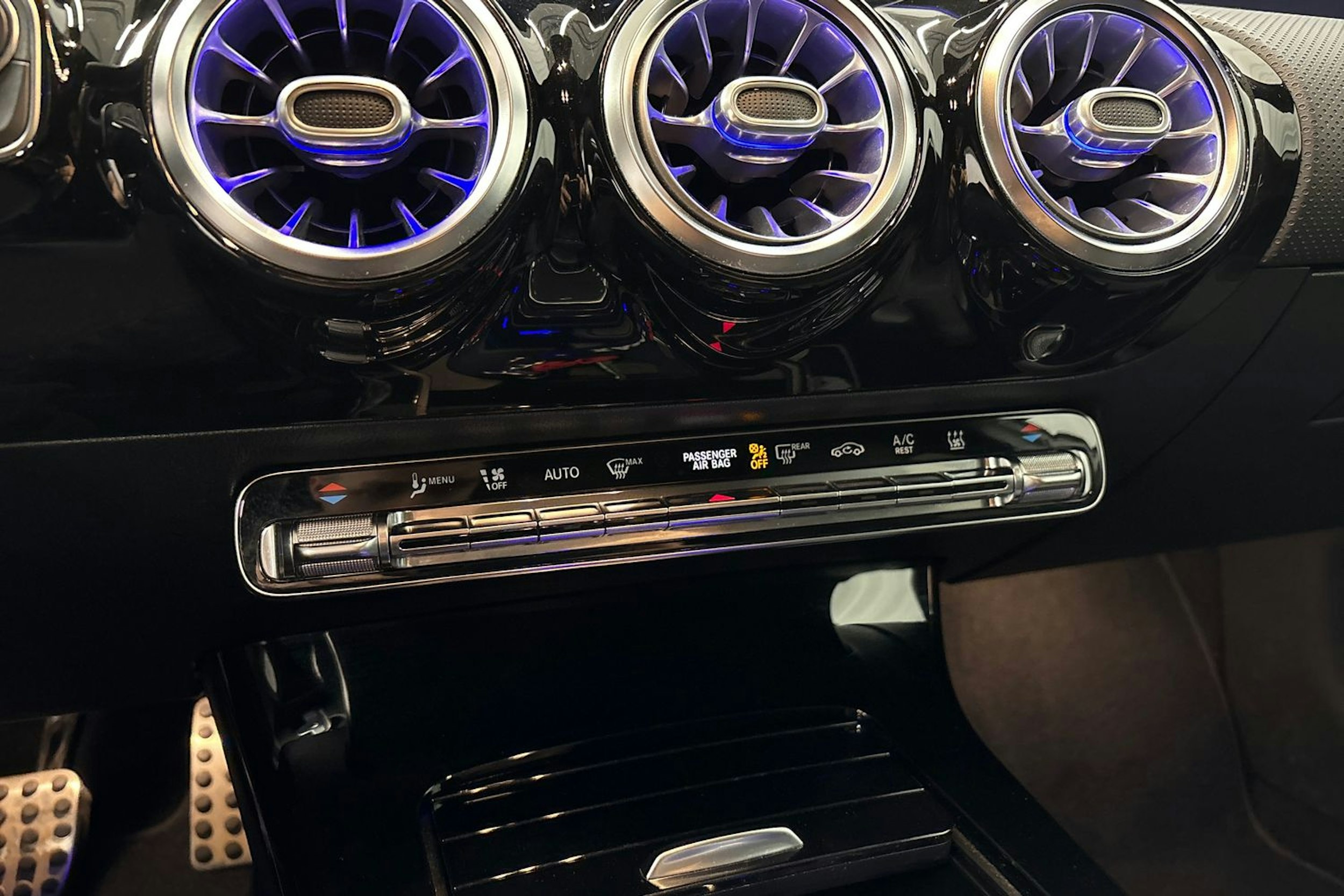 valkoinen Mercedes-Benz A 2020 kuva 26.