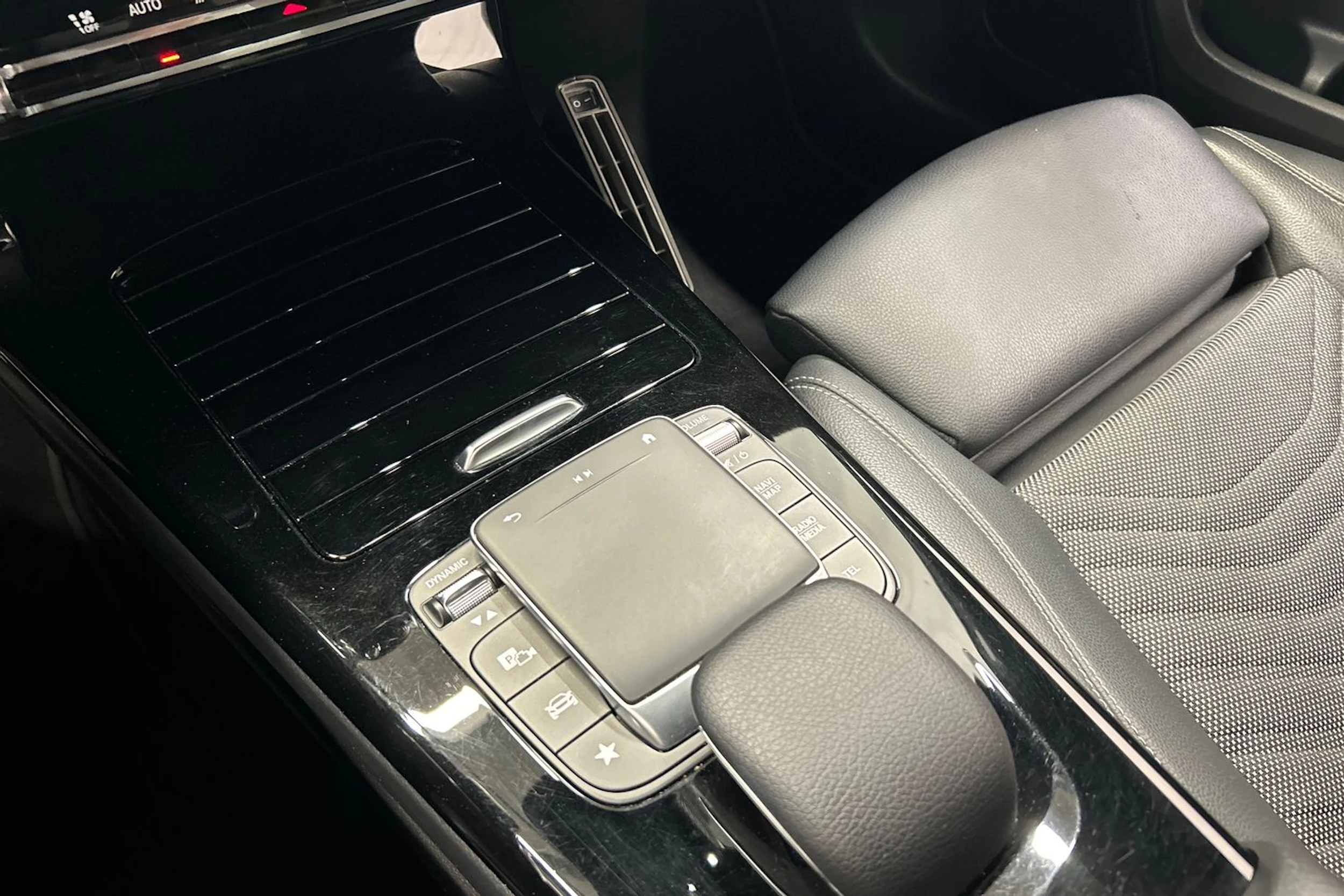 musta Mercedes-Benz A 2020 kuva 25.