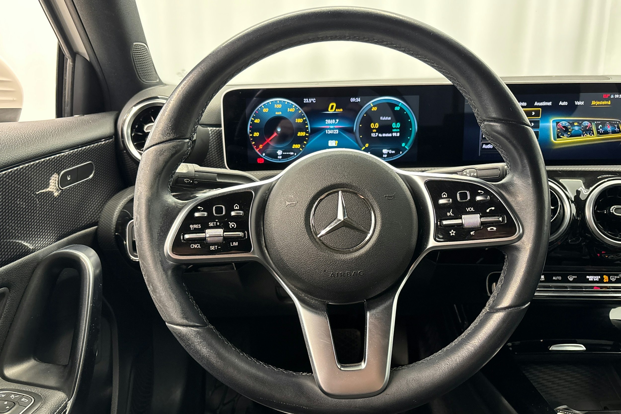valkoinen Mercedes-Benz A 2020 kuva 13.