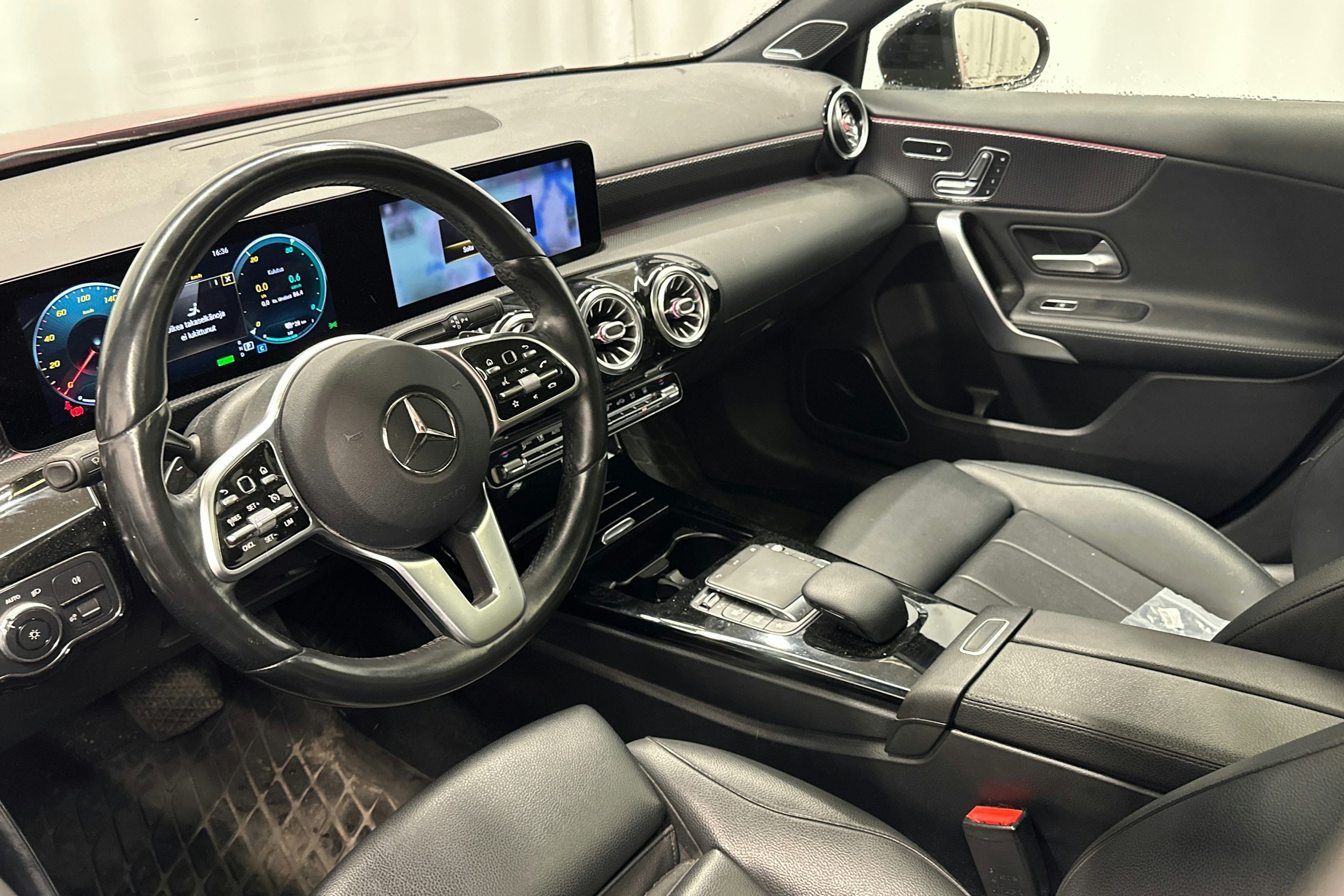 met. punainen Mercedes-Benz A 2021 kuva 3.