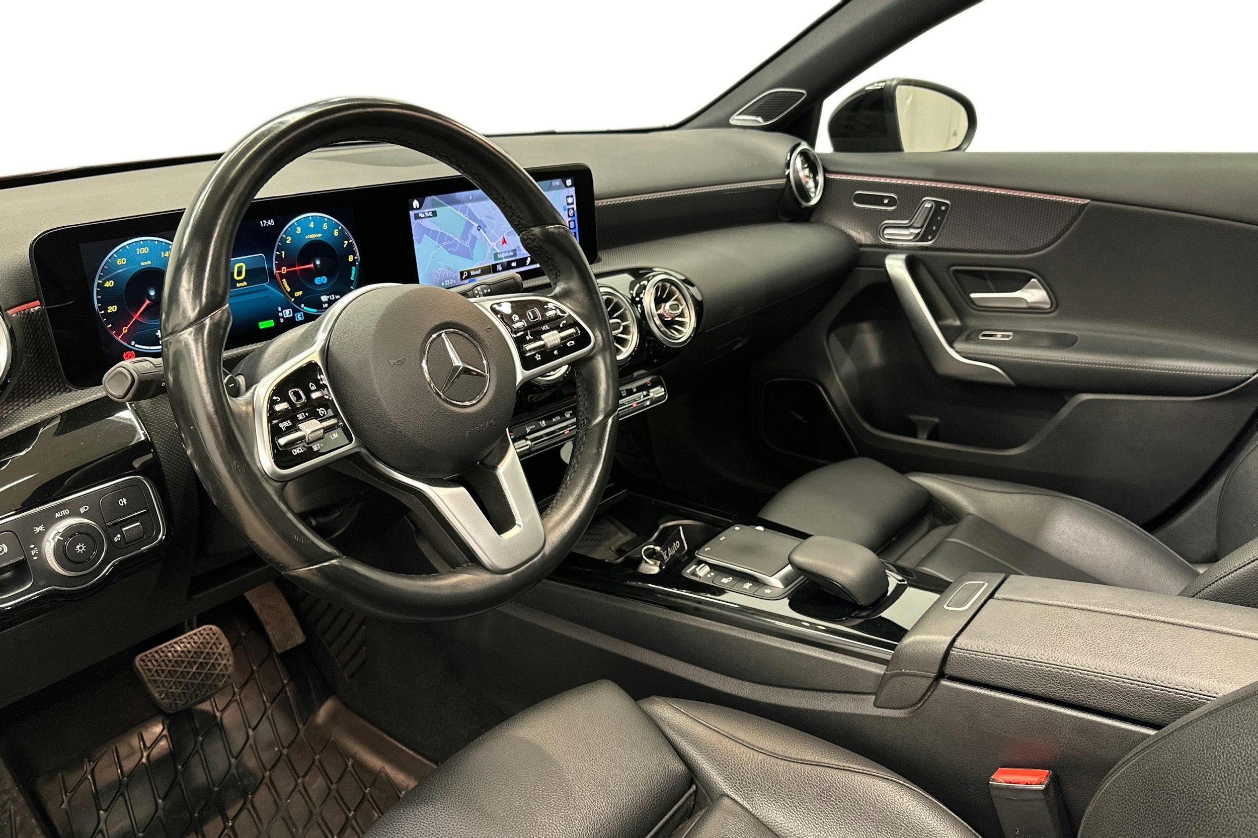 met. punainen Mercedes-Benz A 2021 kuva 7.