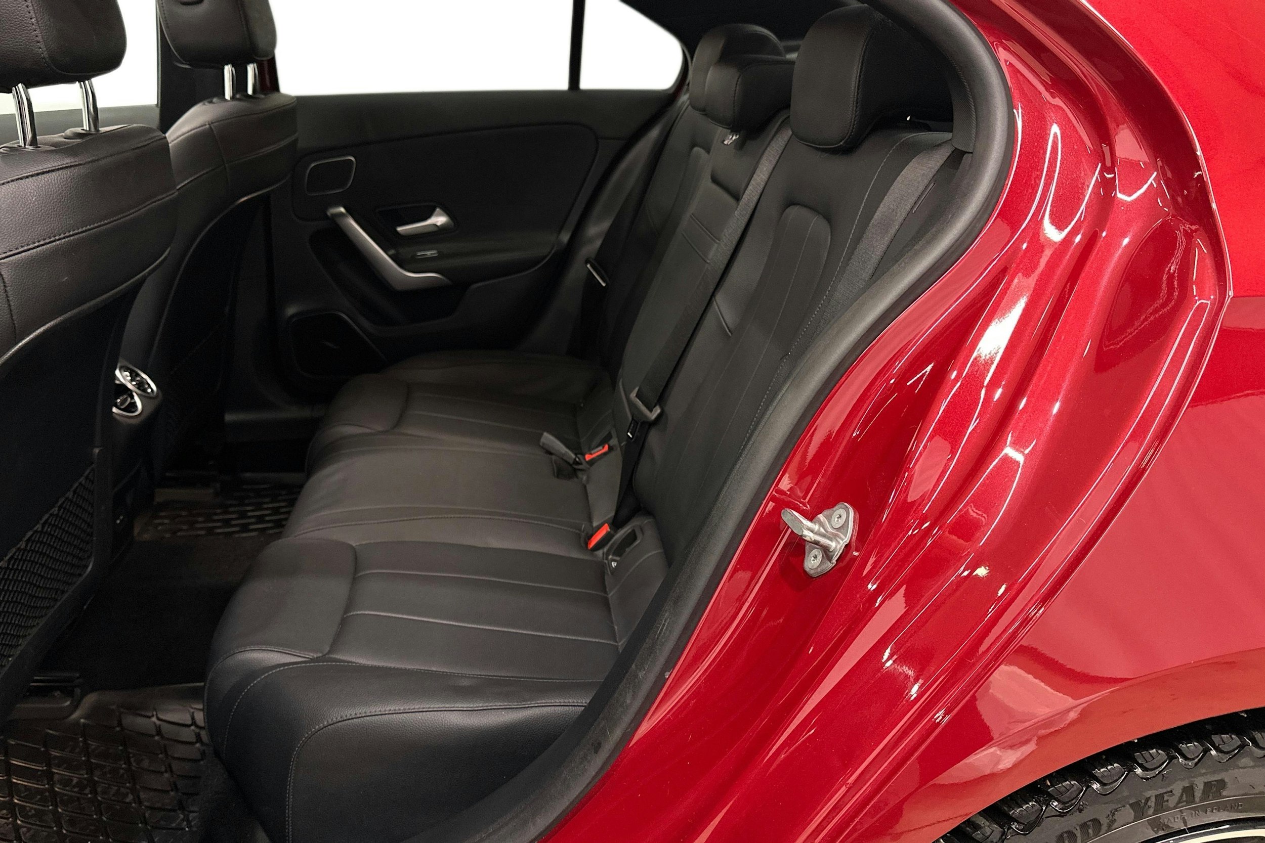 met. punainen Mercedes-Benz A 2021 kuva 10.