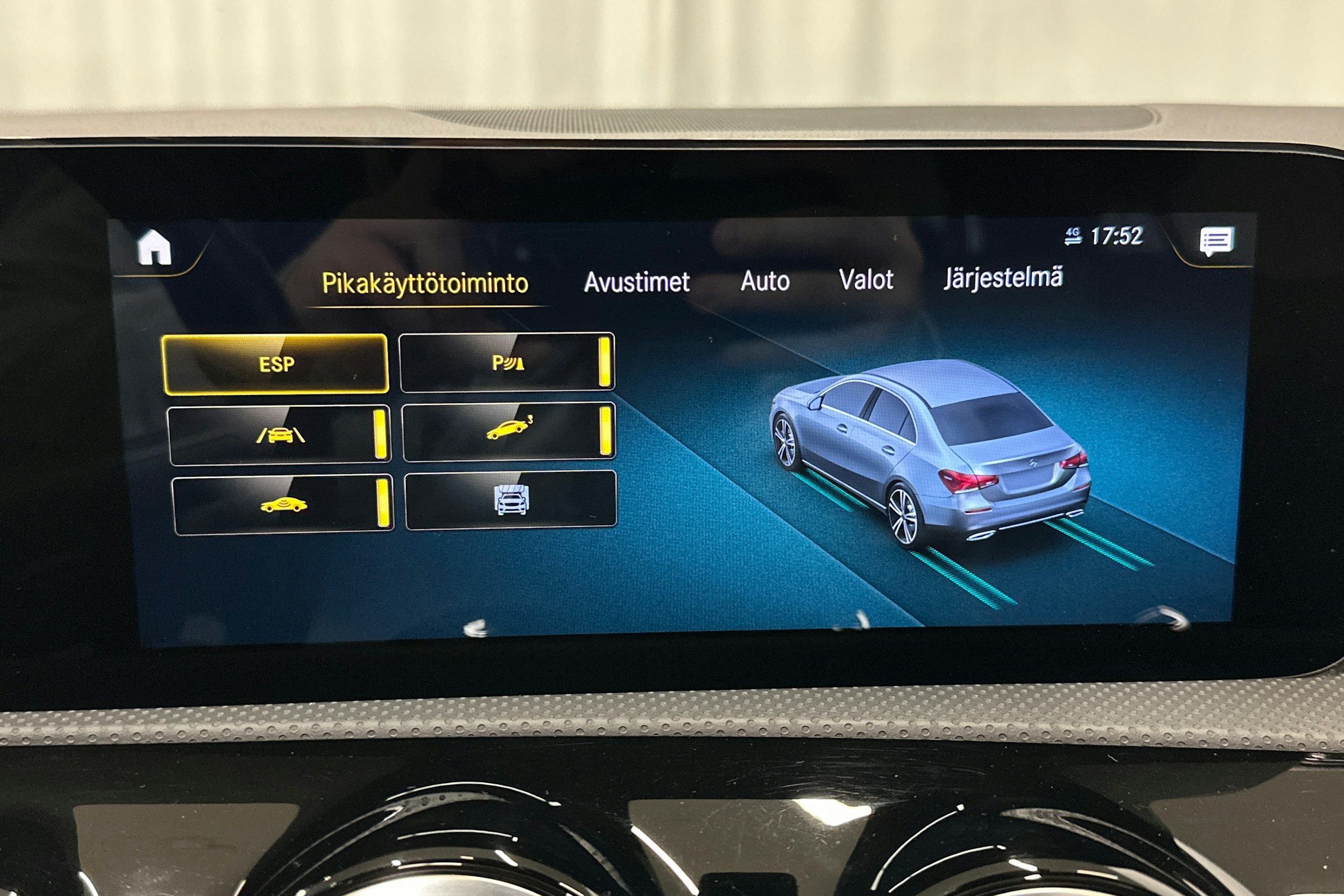 met. punainen Mercedes-Benz A 2021 kuva 25.