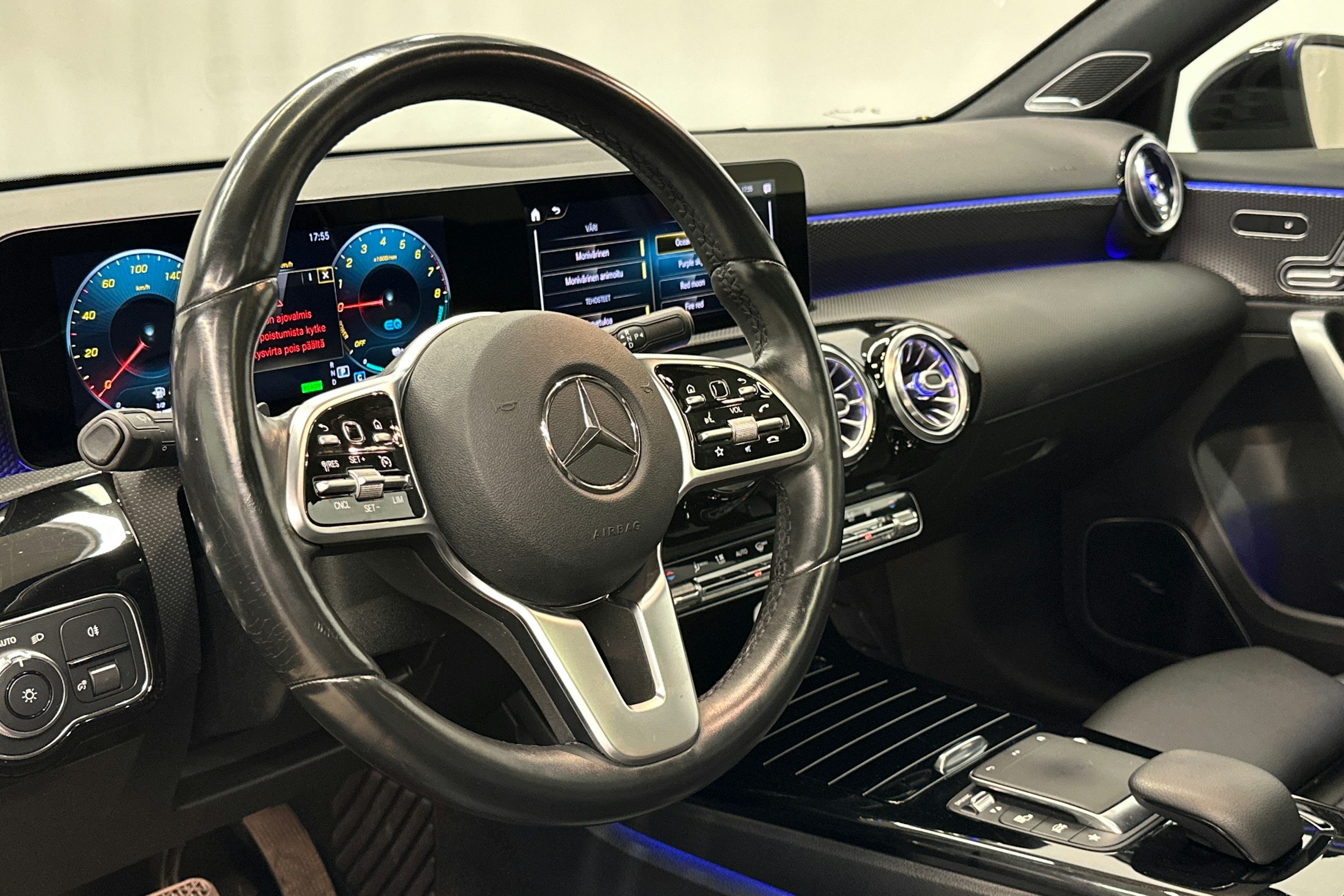 met. punainen Mercedes-Benz A 2021 kuva 30.