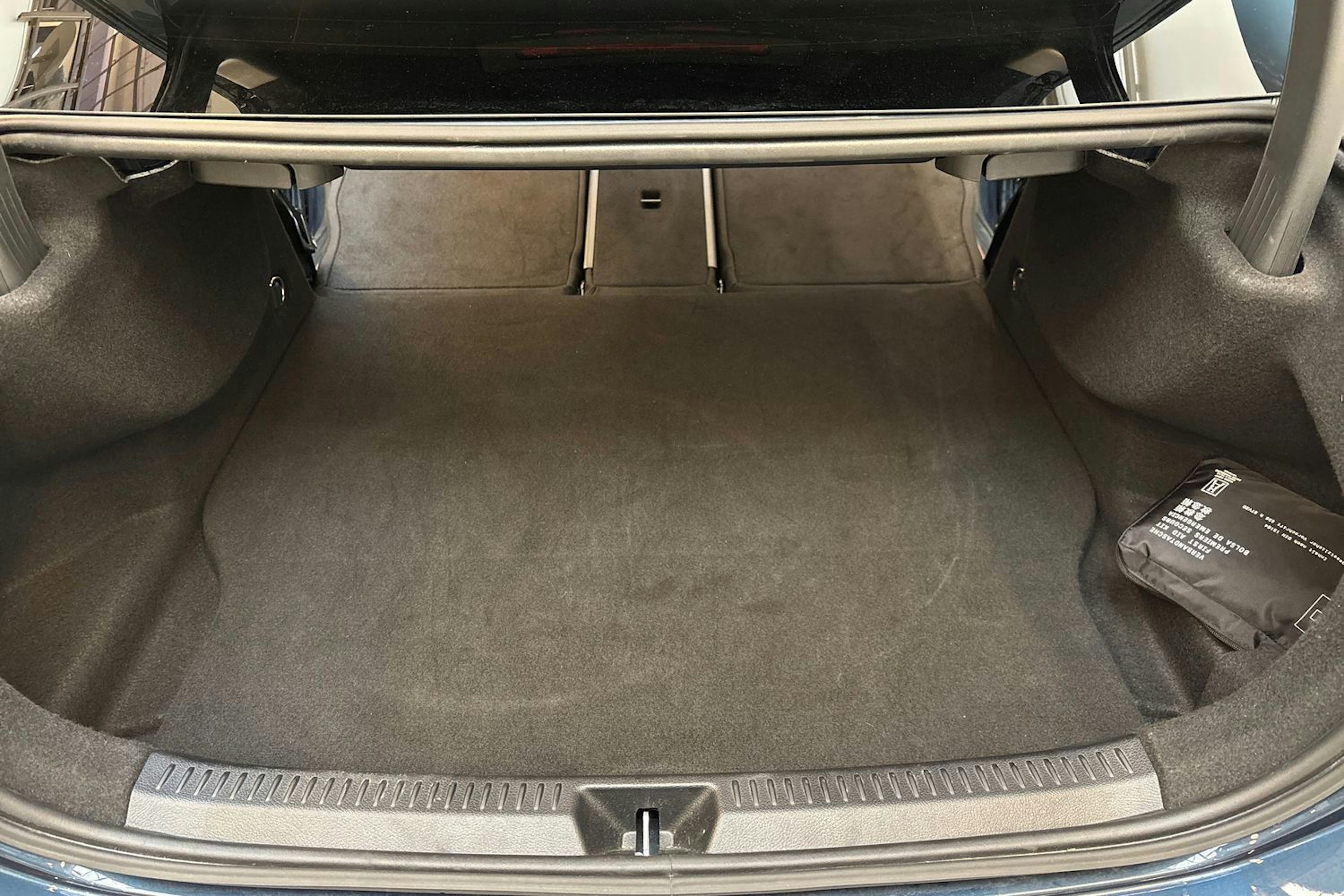 sininen Mercedes-Benz A 2021 kuva 15.