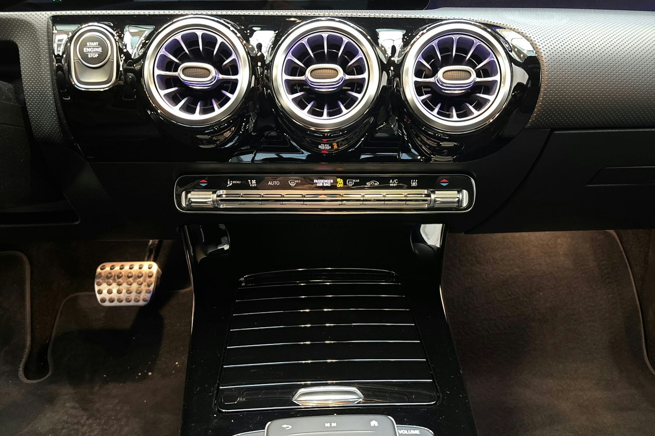 sininen Mercedes-Benz A 2021 kuva 24.