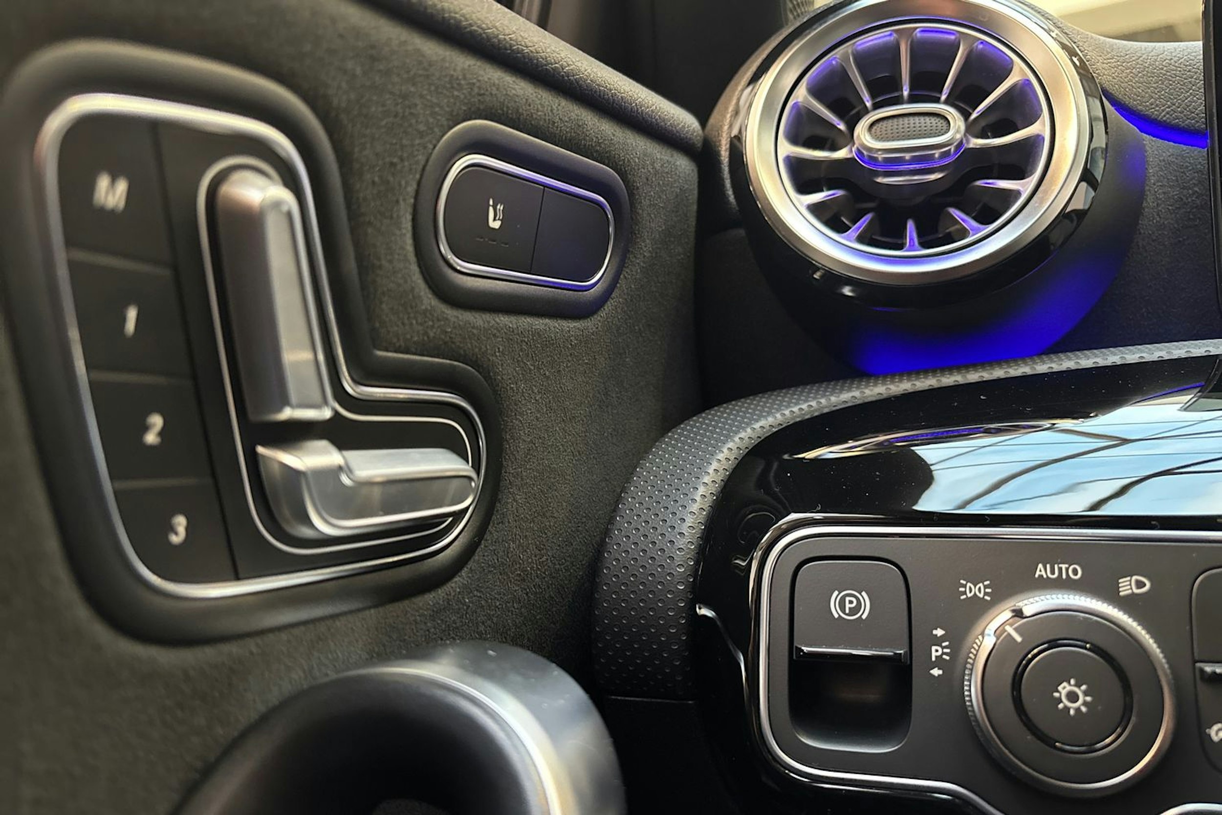 sininen Mercedes-Benz A 2021 kuva 34.