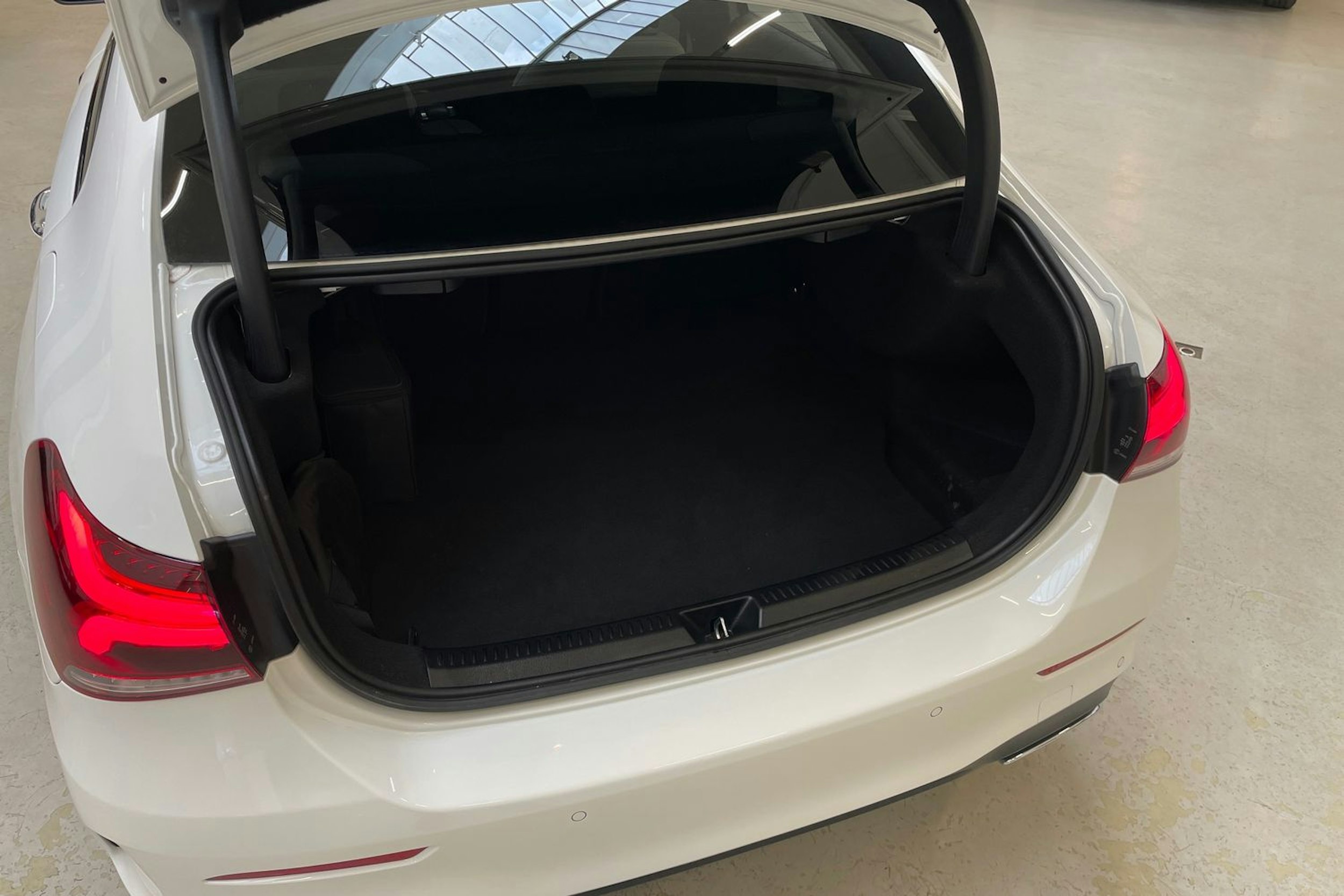 valkoinen Mercedes-Benz A 2021 kuva 13.