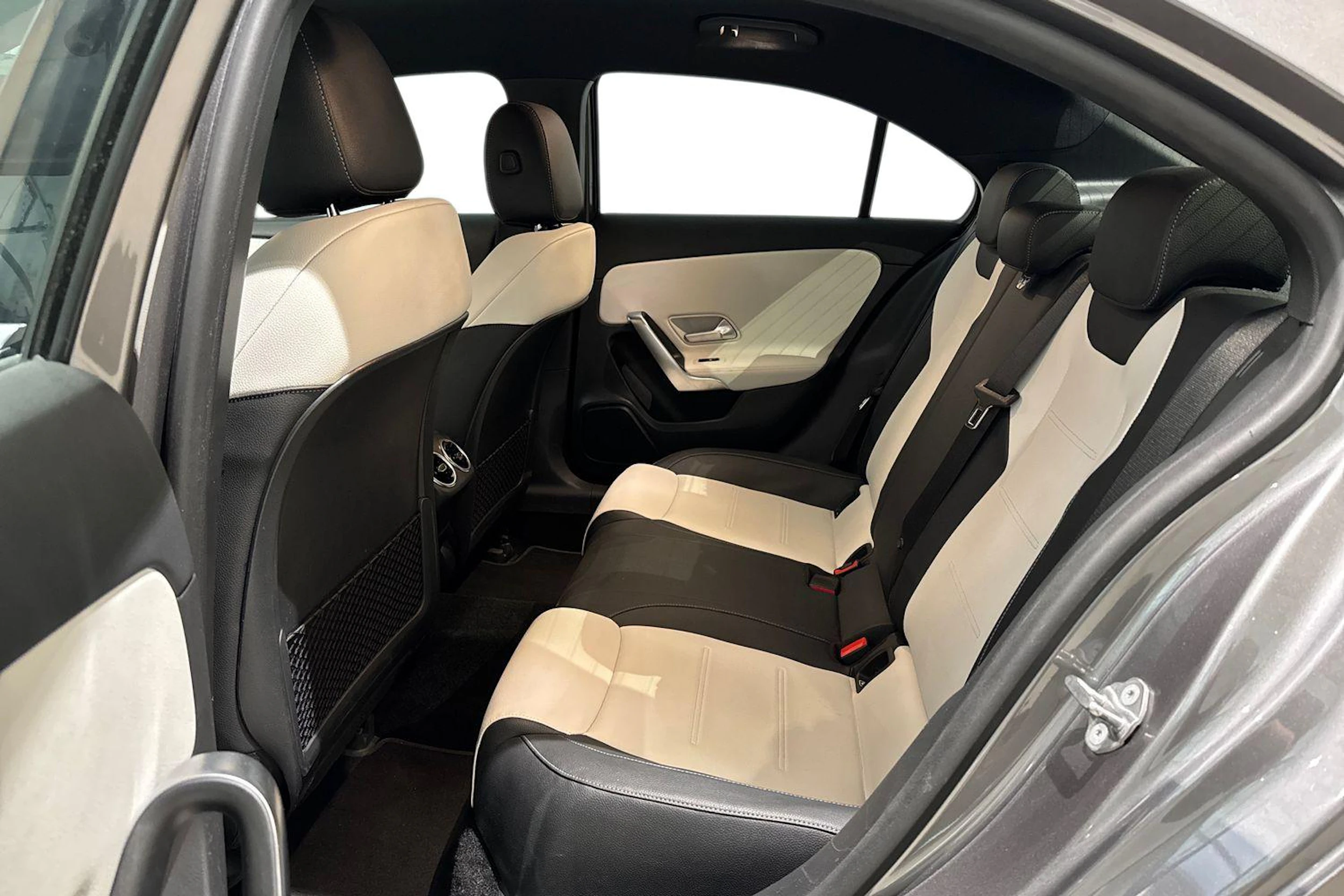 harmaa Mercedes-Benz A 35 AMG 2021 kuva 11.