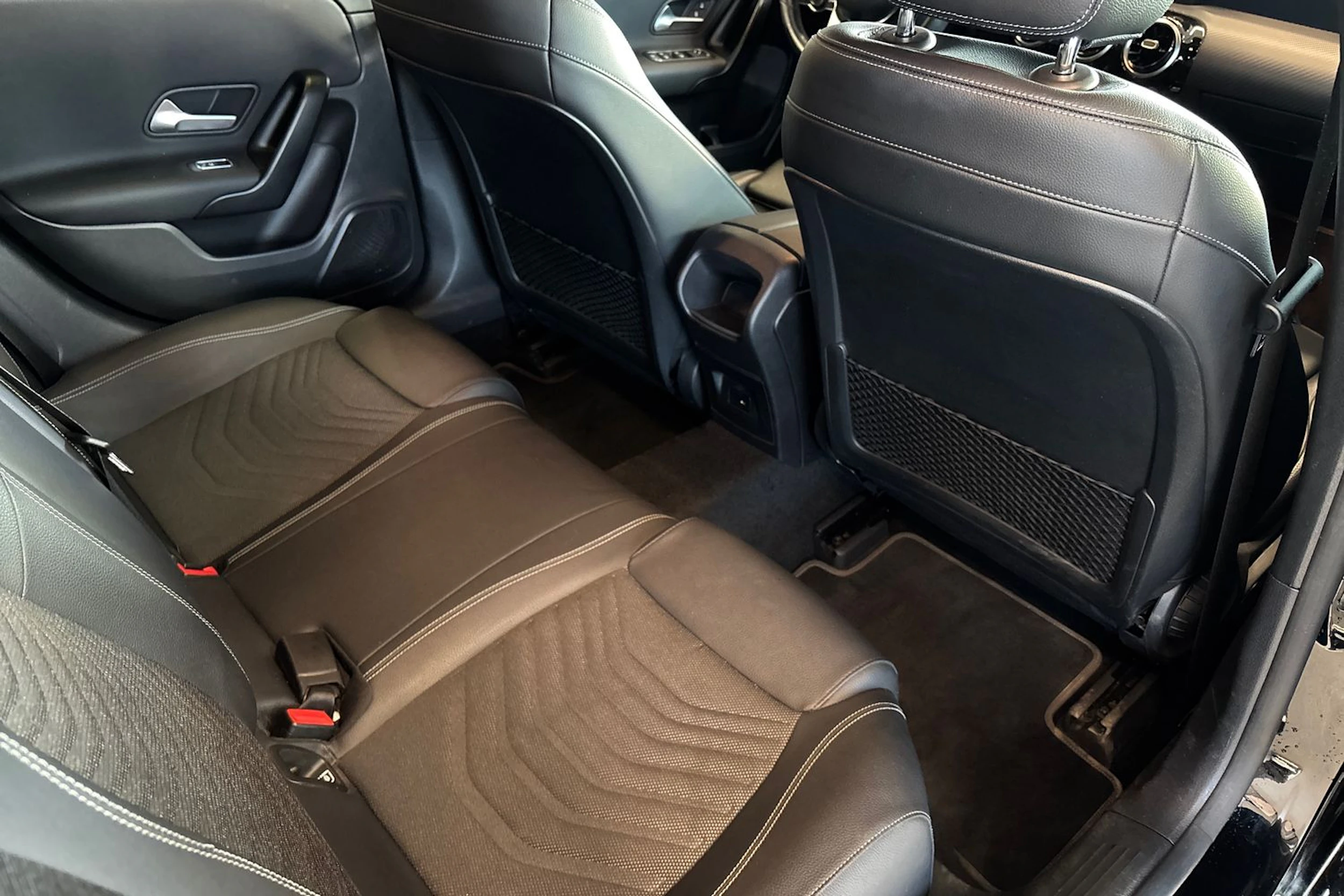 musta Mercedes-Benz A 2021 kuva 16.