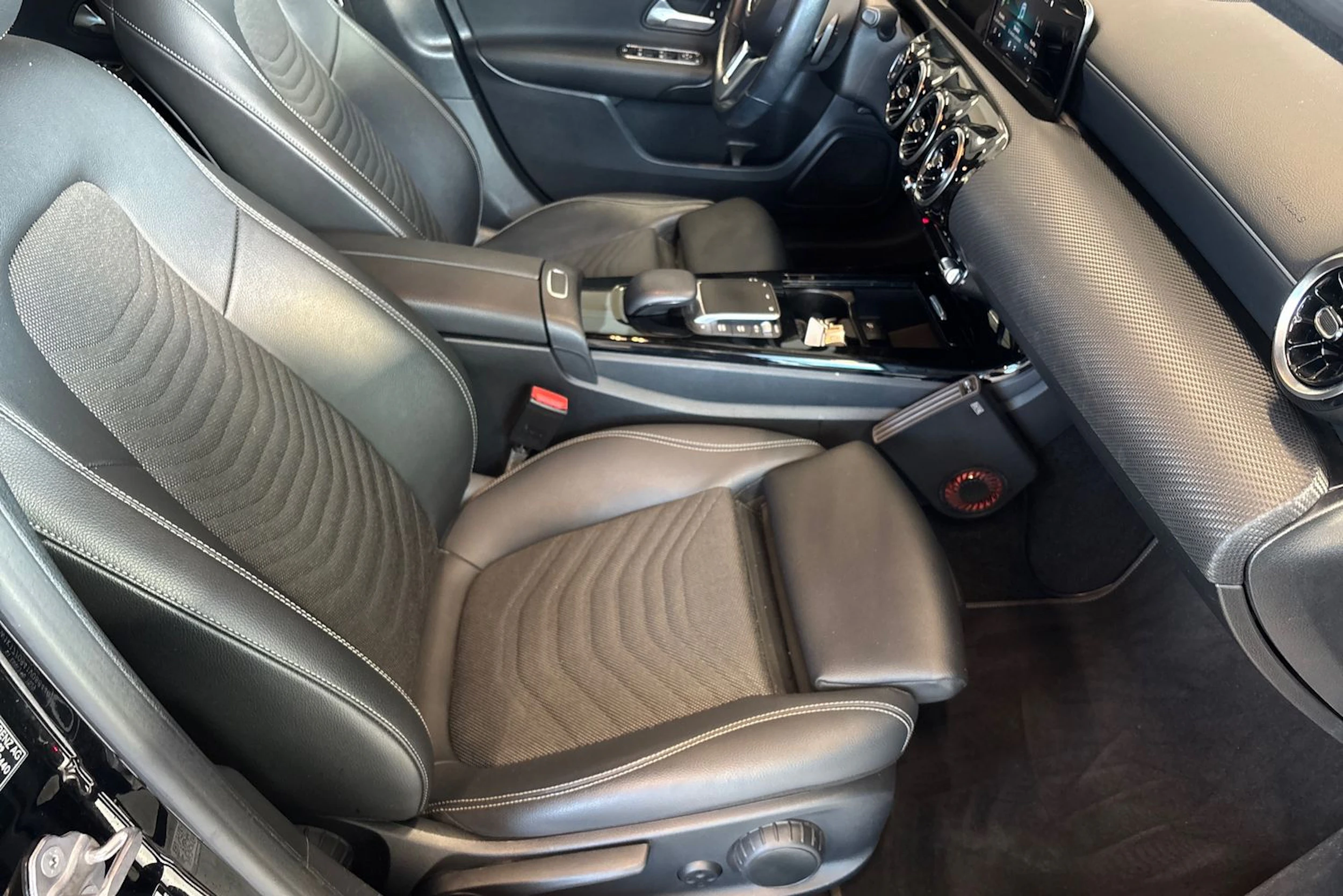 musta Mercedes-Benz A 2021 kuva 17.
