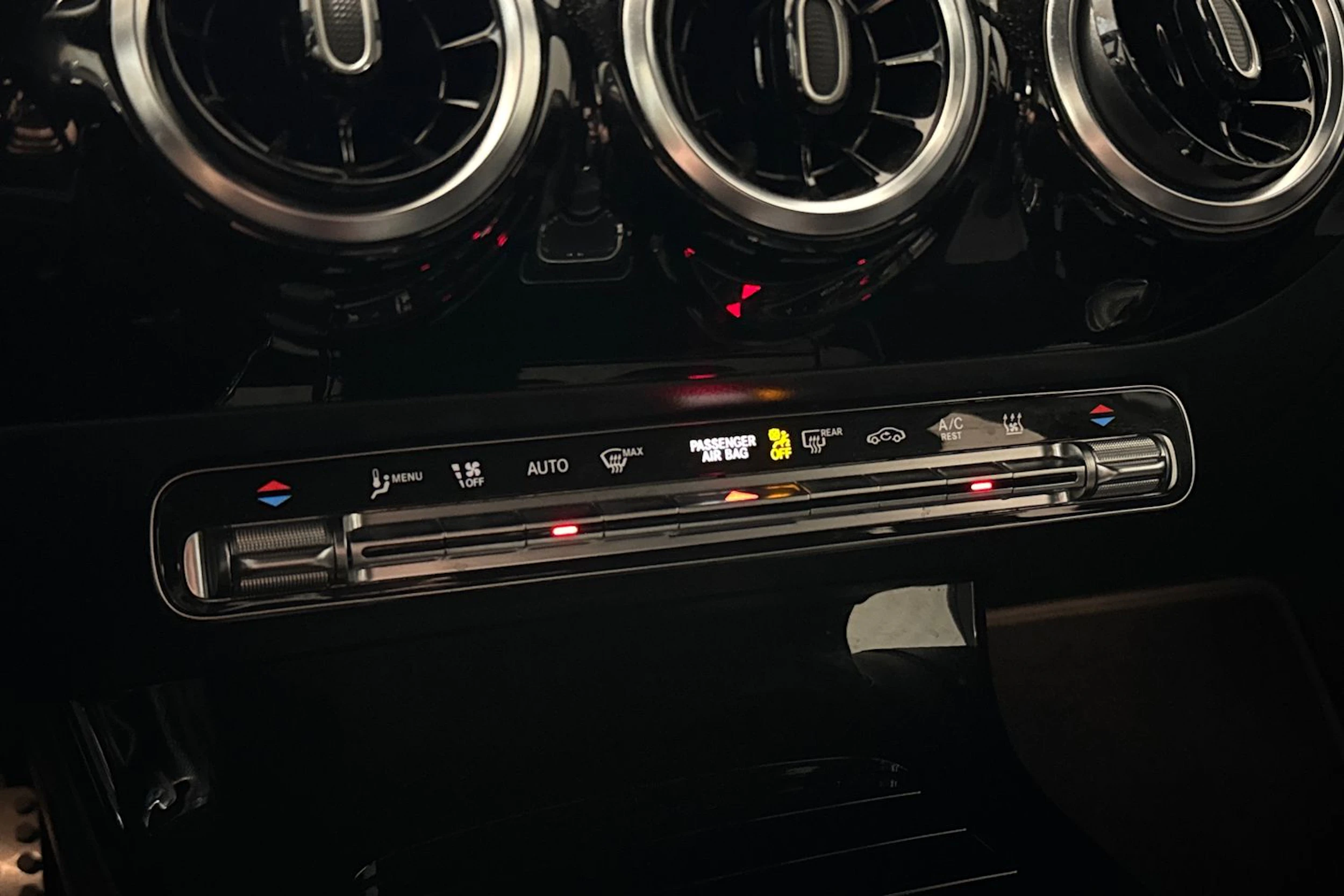 valkoinen Mercedes-Benz A 2021 kuva 24.