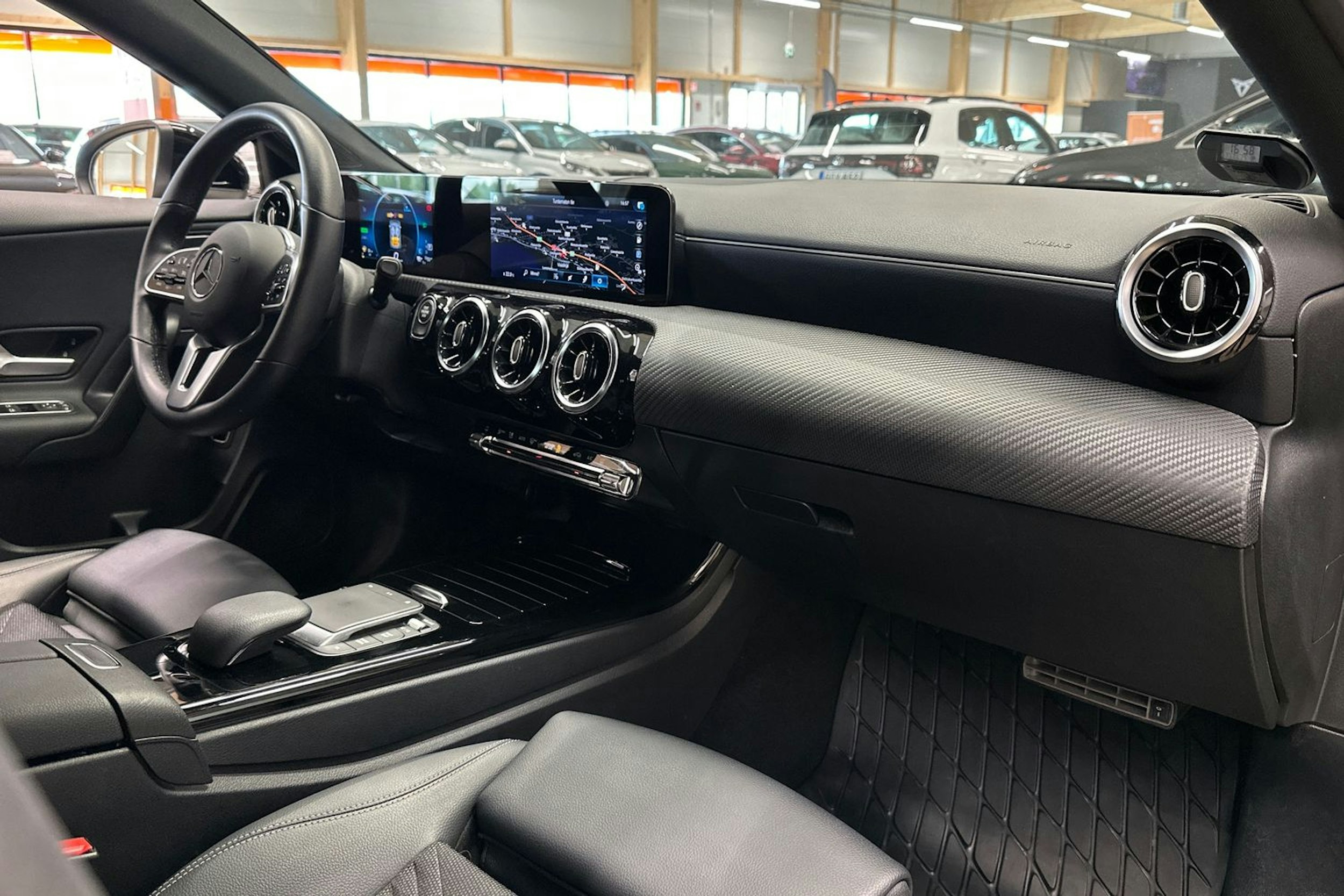 musta Mercedes-Benz A 2021 kuva 12.