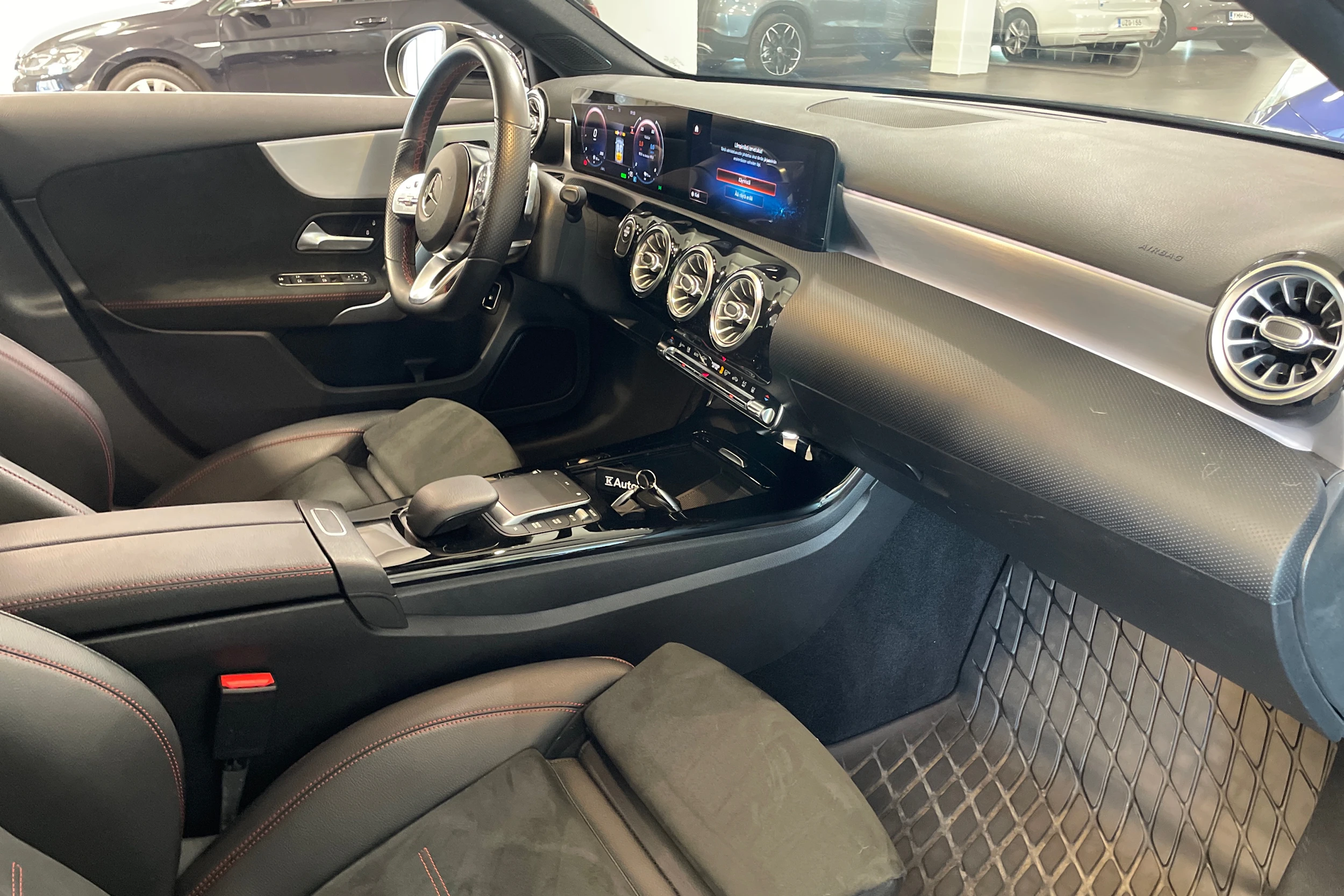 musta Mercedes-Benz A 2021 kuva 16.