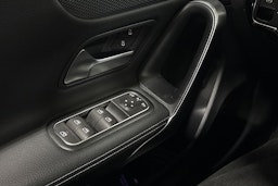 Harmaa Mercedes-Benz A 2021 kuva 25.