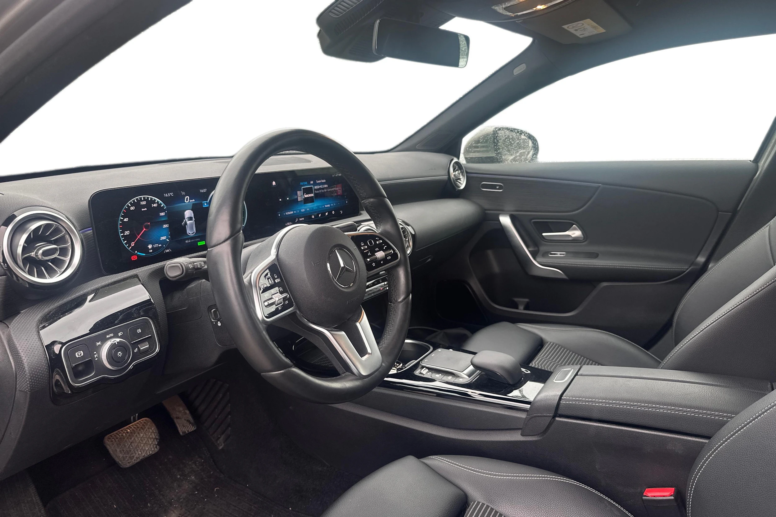 Ruskea (beige) Mercedes-Benz A 2021 kuva 3.