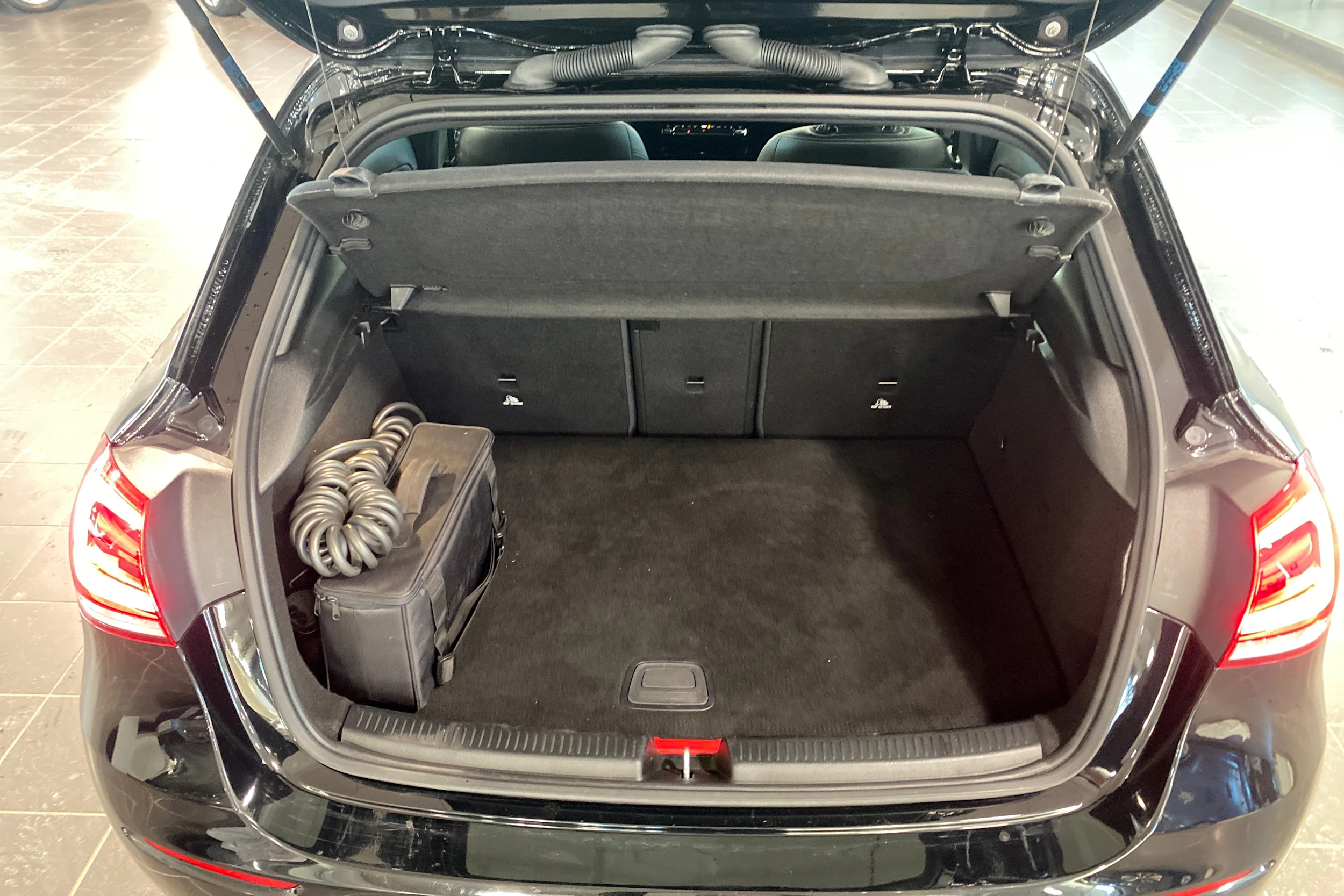 musta Mercedes-Benz A 2022 kuva 14.