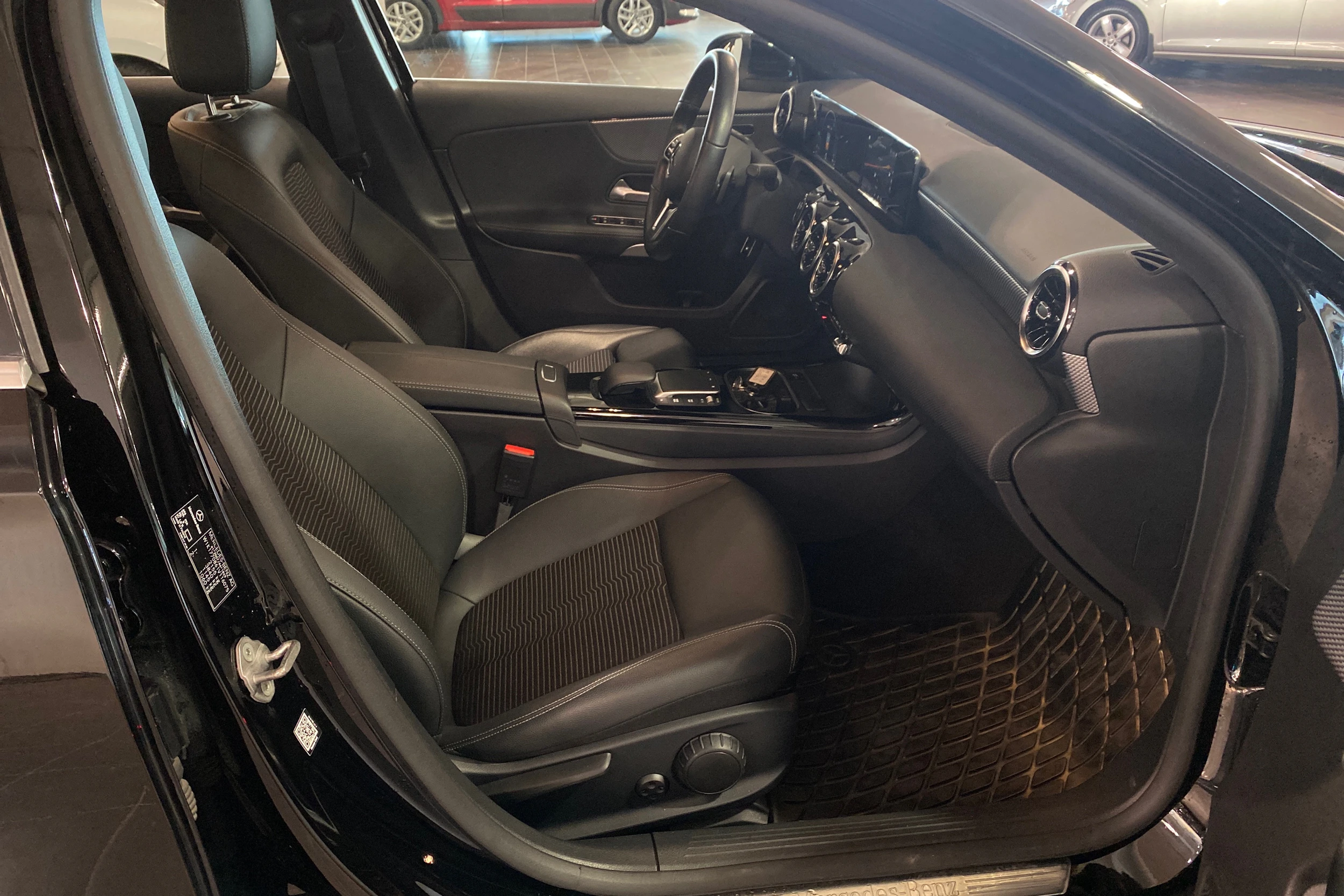musta Mercedes-Benz A 2022 kuva 16.