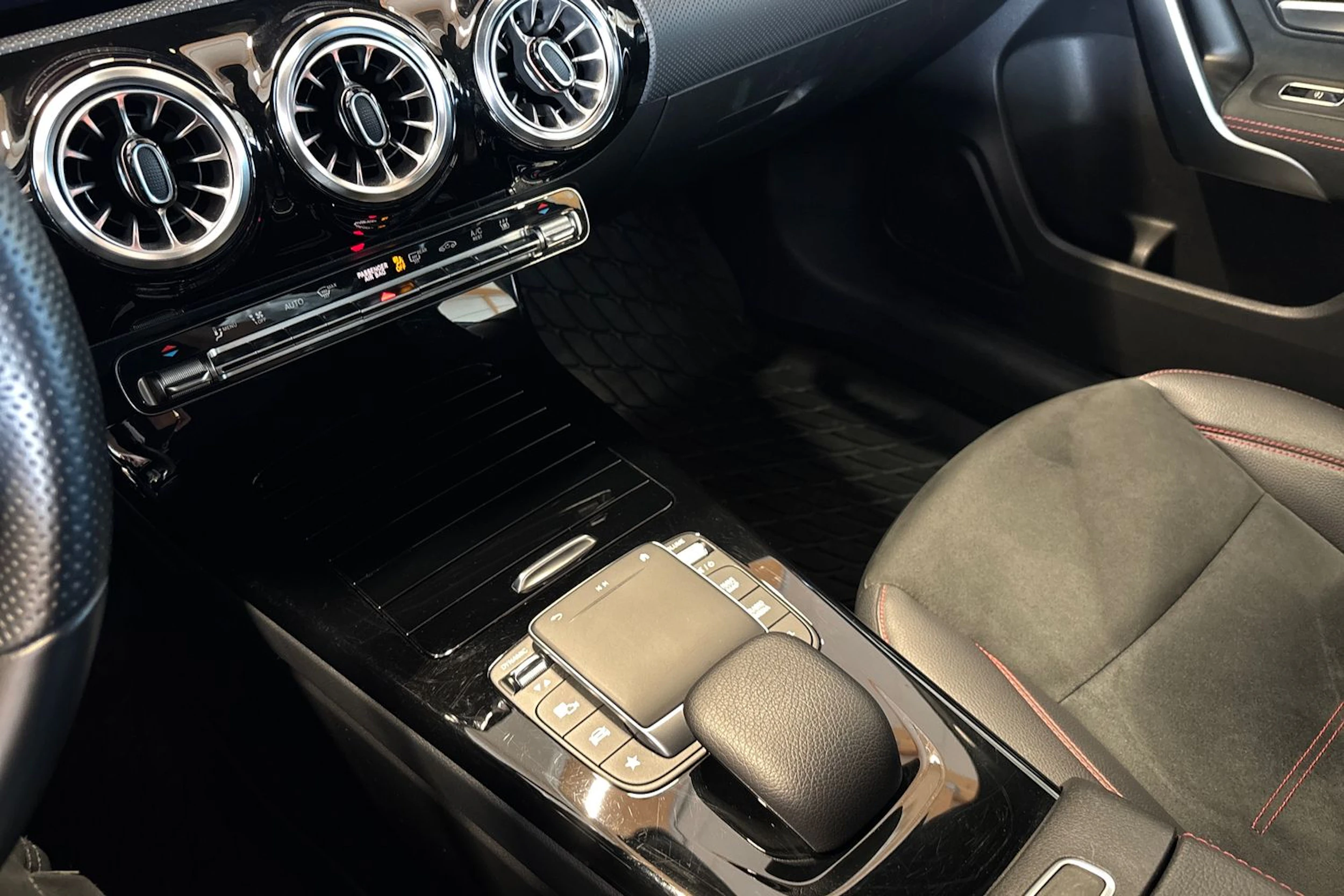 Sininen Mercedes-Benz A 2023 kuva 16.
