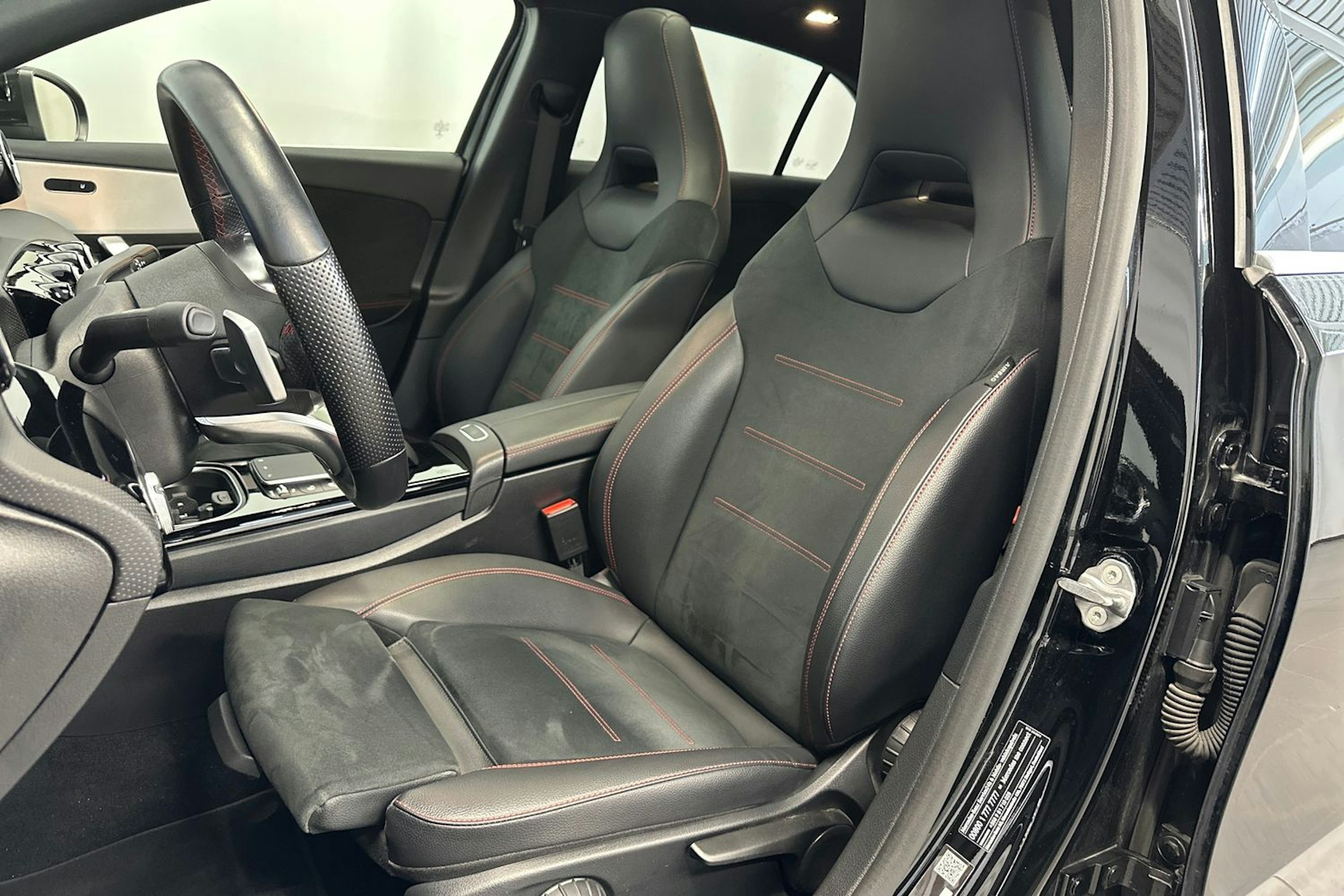 musta Mercedes-Benz A 2023 kuva 14.
