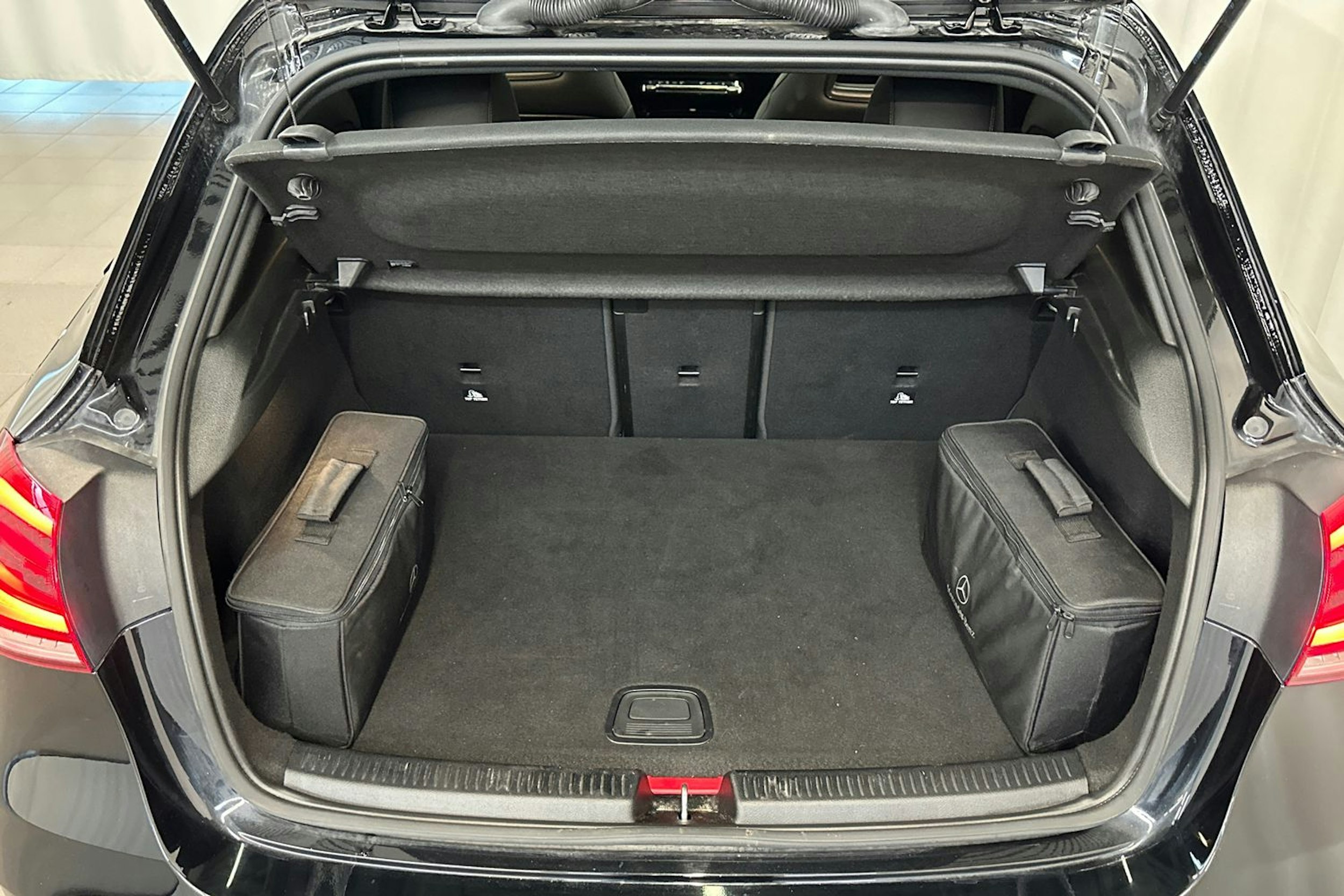 musta Mercedes-Benz A 2023 kuva 17.