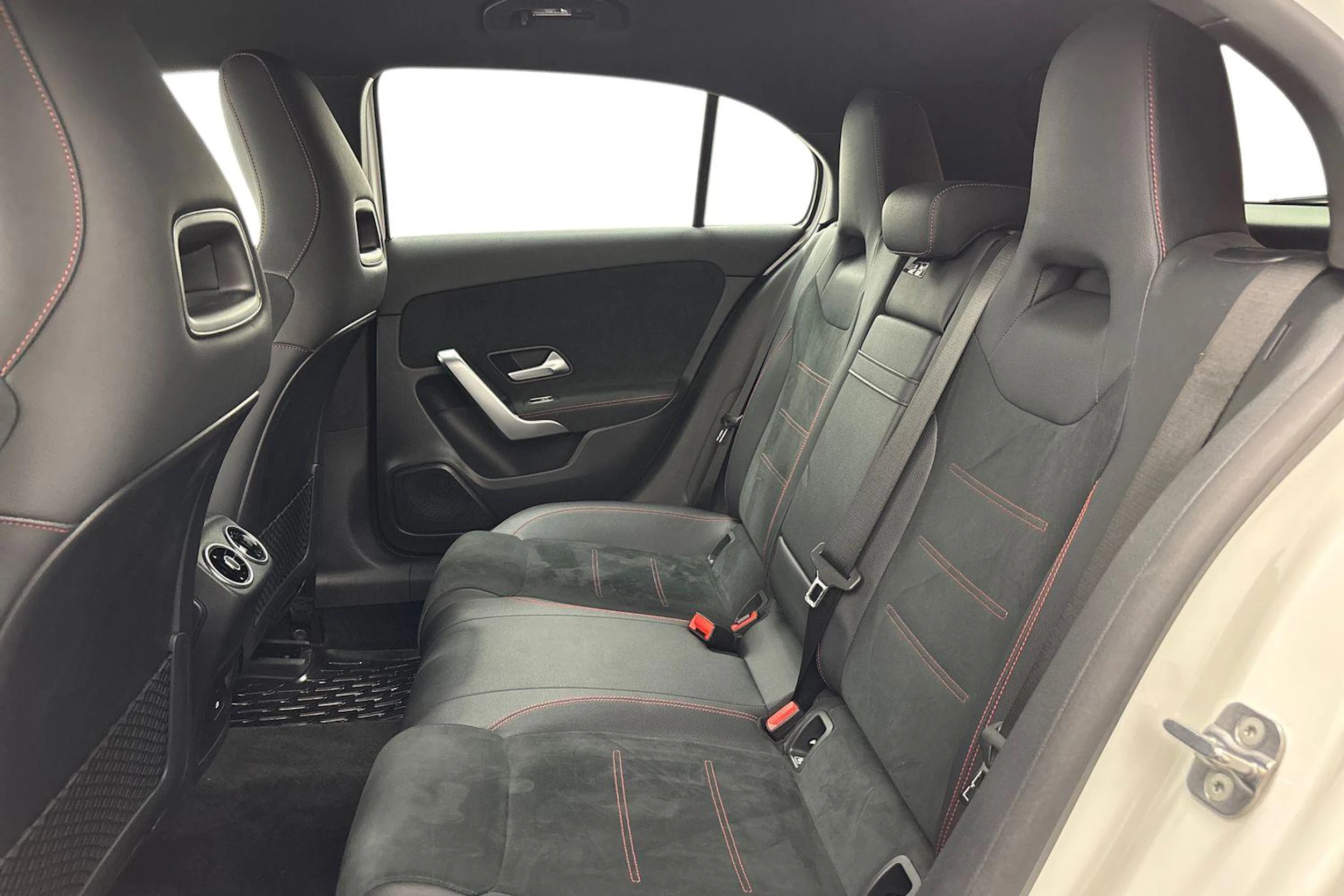 valkoinen Mercedes-Benz A 2023 kuva 8.