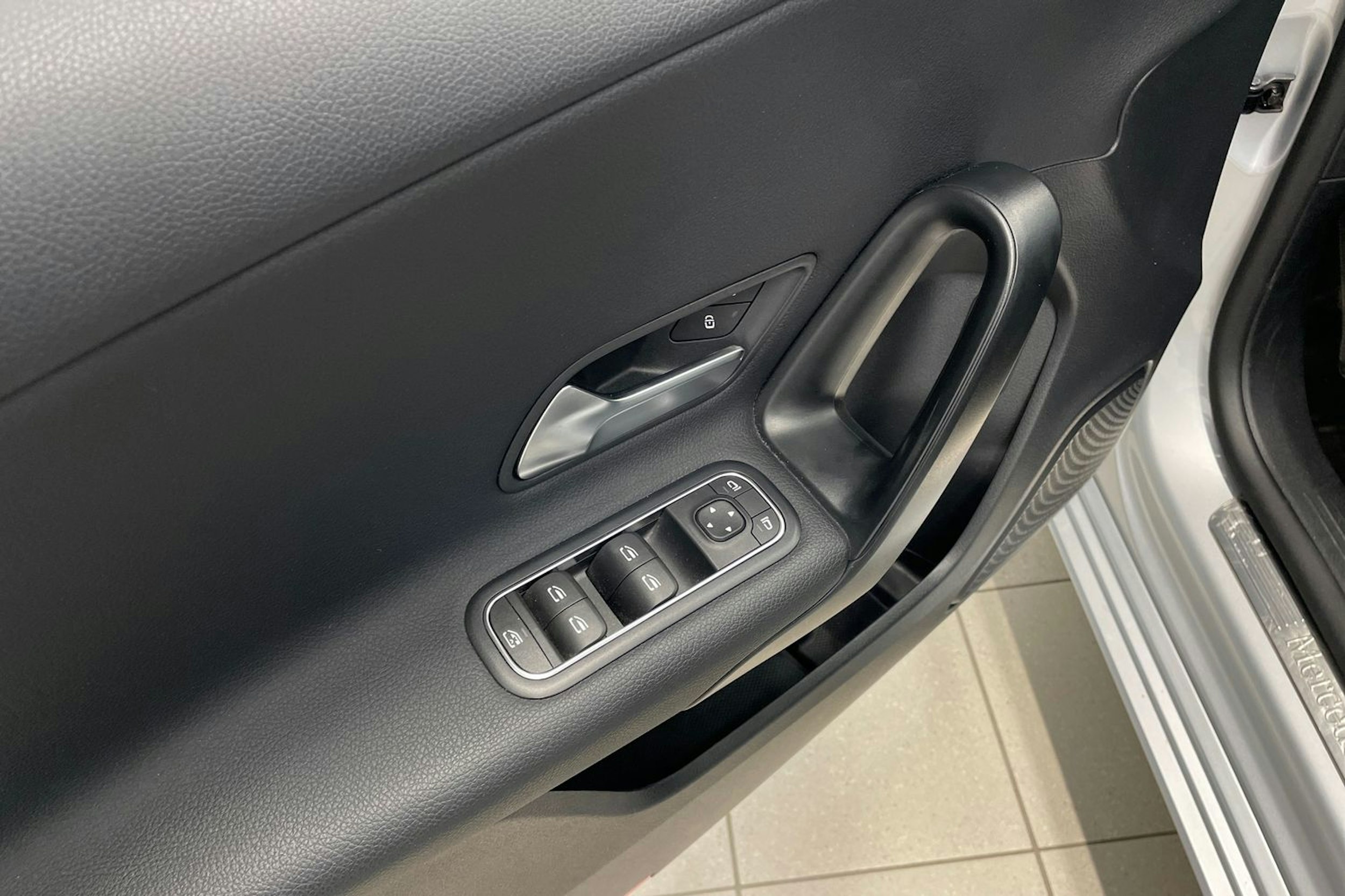 Harmaa Mercedes-Benz A 250 e 2021 kuva 21.