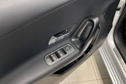 Harmaa Mercedes-Benz A 250 e 2021 kuva 21.